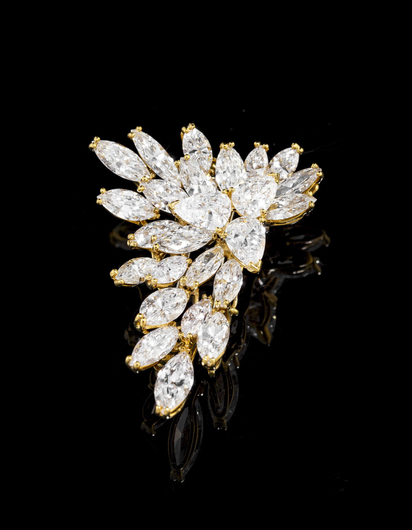 Broche or 750 et 585 entièrement sertie de diamants taille poire et marquise (total env. 11.5 (1 of 7)