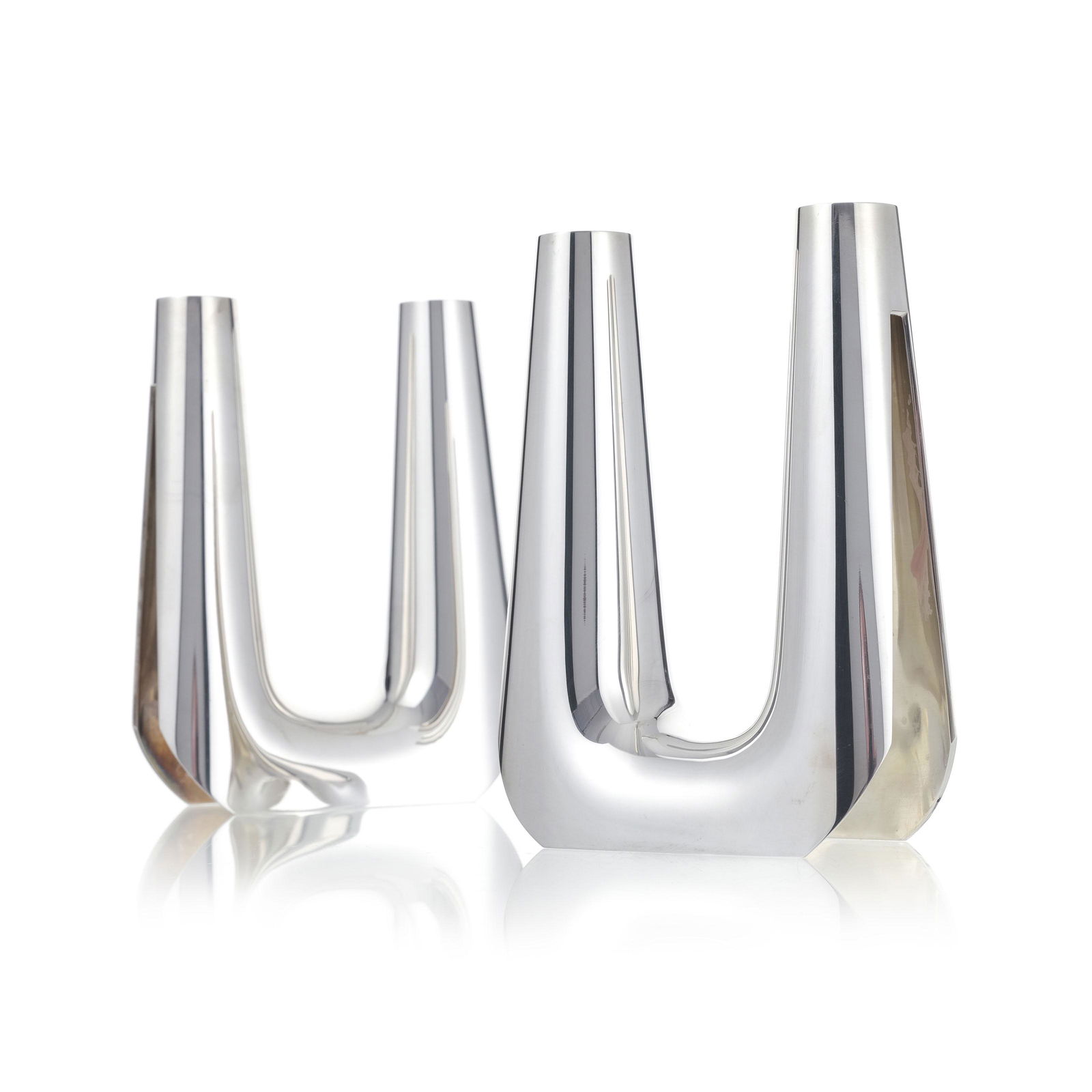 Paire de candélabres en argent Sterling, par Soren Georg Jensen pour Georg Jensen, Copenhague,: Paire de candélabres en argent Sterling, par Soren Georg Jensen pour Georg Jensen, Copenhague, circa 1960. Modèle 1087, décor uni, h. 18 cm, 1660g