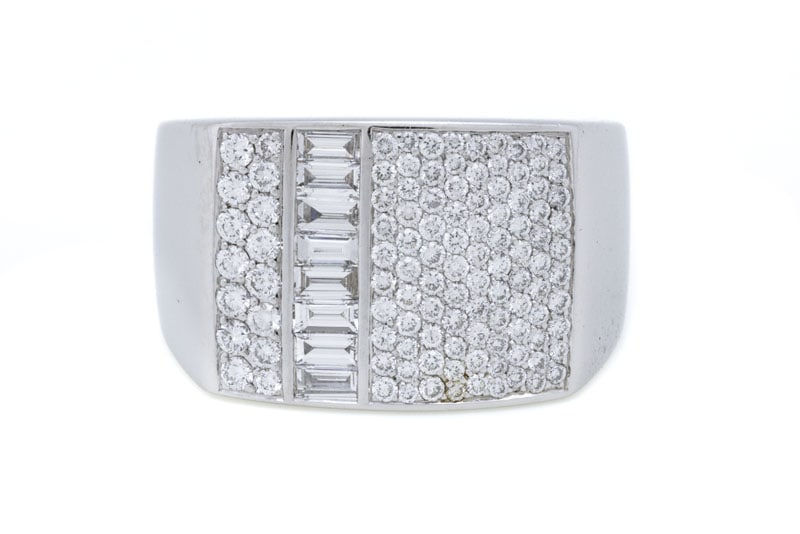 Messika bague or gris 750 ornée d'un pavage de diamants taille brillant coupé d'une ligne (1 of 4)