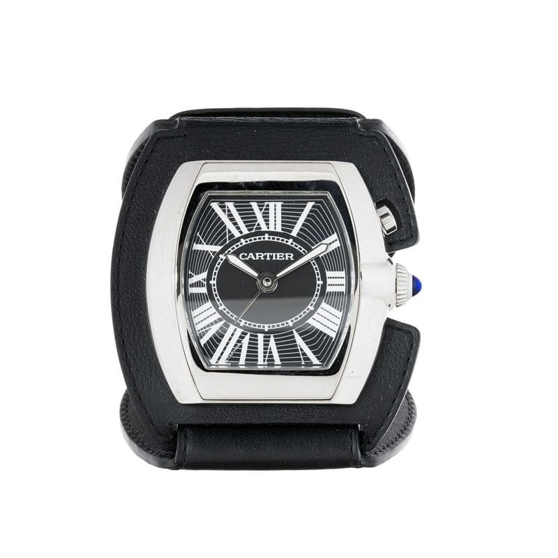 Cartier Roadster réf. 3304 pendulette réveil en acier gainé de cuir: Cartier Roadster réf. 3304 pendulette réveil en acier gainé de cuir. Mouvement: quartz. Boîtier: n°720166GD larg. 55 mm. Complication: alarme. Signature: cadran mouvement bo&#