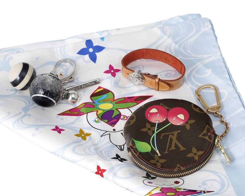 Louis Vuitton 1 pochette MN cerises 1 bracelet fleur T65 1 porte-clefs boules LV et 1 carré en: Louis Vuitton ensemble composé d'une pochette ronde en toile MN cerises 1 bracelet en cuir naturel doublé alcantara avec fermoir fleur T65 1 porte-clefs boules LV et 1 carré en twill de