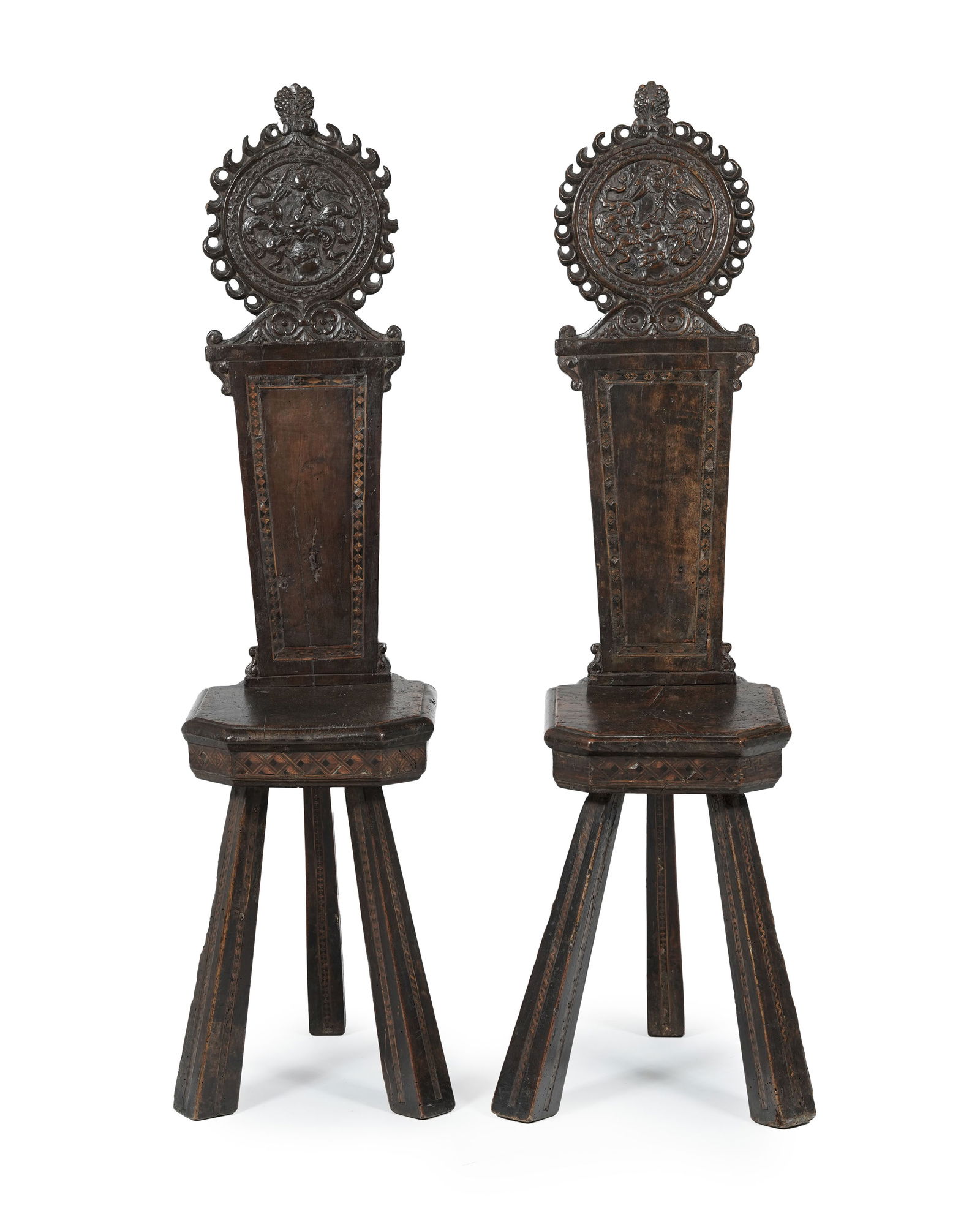 Rare paire de chaises ou sgabelli aux armes de la famille Strozzi attribuées à l'atelier de: Rare paire de chaises ou sgabelli aux armes de la famille Strozzi attribuées à l'atelier de Giuliano da Maiano (1432-1490) et Benedetto da Maiano (1442-1497), Florence, 1490, en noyer et incrustatio