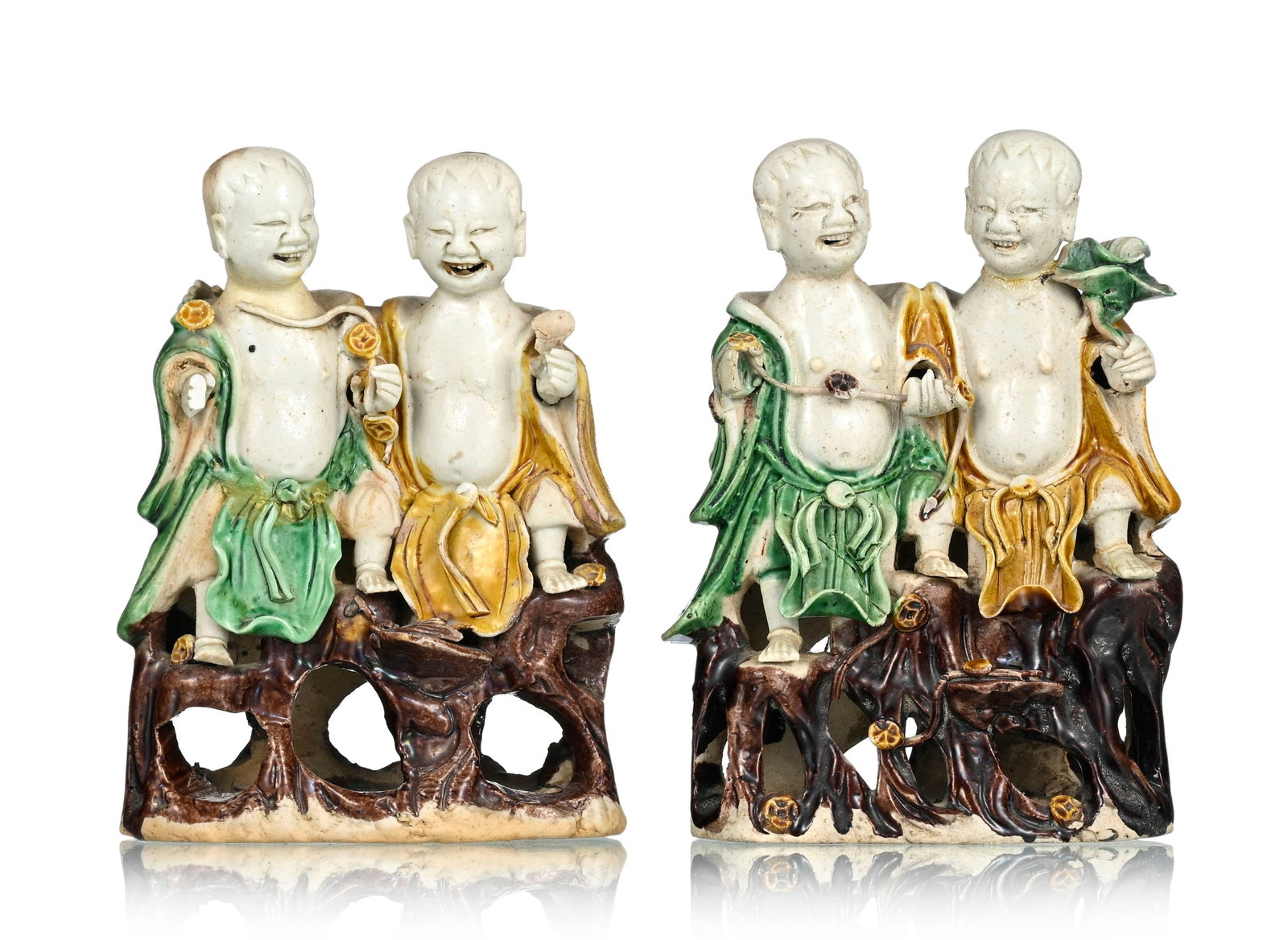 Les frères Hehe Erxian, 2 sculptures en céramique à glaçure sancai, Chine, dynas: Les frères Hehe Erxian, 2 sculptures en céramique à glaçure sancai, Chine, dynastie Qing, debout sur un rocher de lettré, h. 13,5 cm et 14 cm (dégâts, manques et res