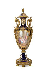 Important vase, fin du XIXe., en porcelaine bleue et polychrome à décor d'un paysage à (1 of 6)