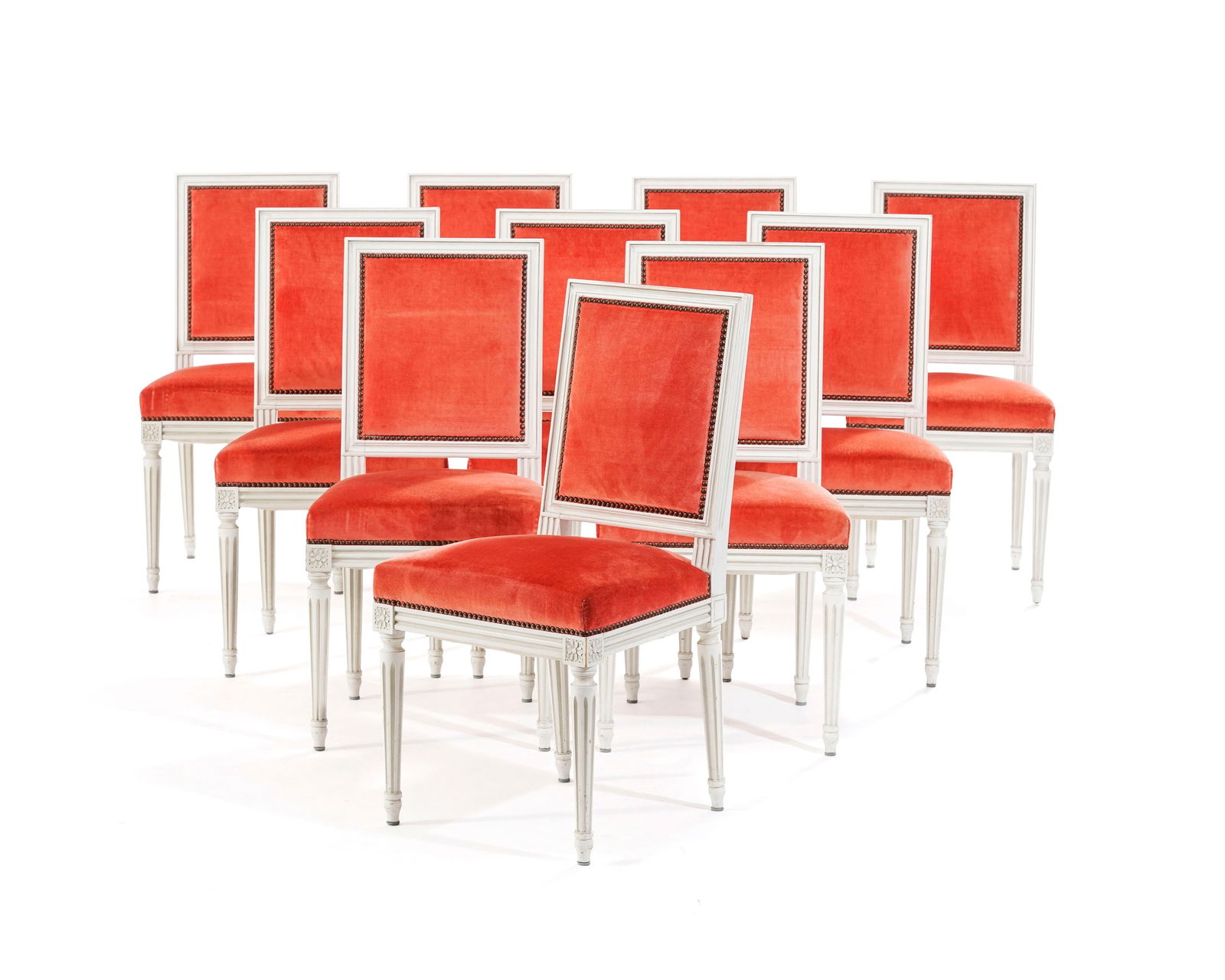 Suite de 10 chaises de style Louis XVI, XXe s., en bois peint gris, garniture en velours rouge: Suite de 10 chaises de style Louis XVI, XXe s., en bois peint gris, garniture en velours rouge Condition usures et manques à la peinture taches sur la garniture