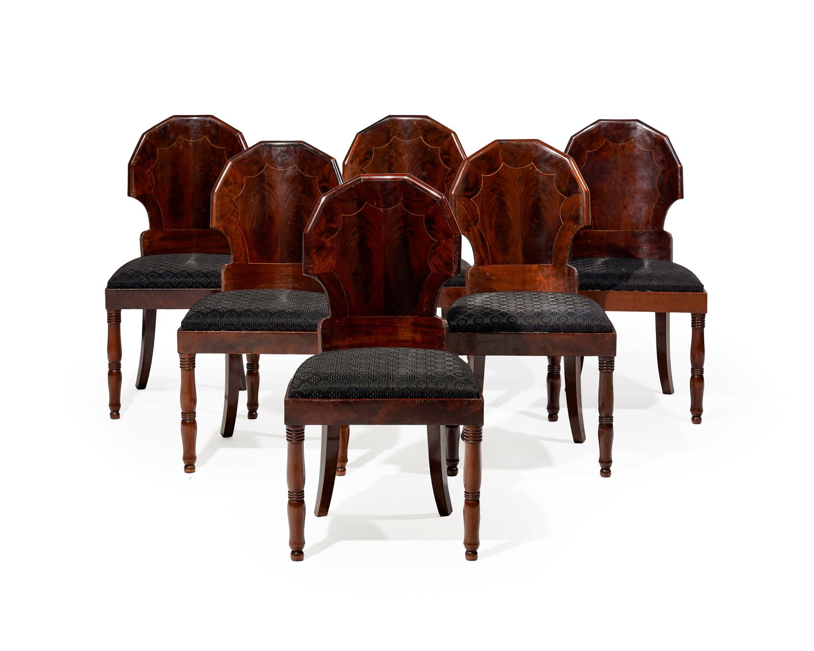 Suite de 5 chaises d'époque Empire et 1 chaise de style (XXe s.), en acajou et placage d'acajou: Suite de 5 chaises d'époque Empire et 1 chaise de style (XXe s.), en acajou et placage d'acajou flammé avec filets de marqueterie, dossier hémisphérique, pieds en balustre, placet