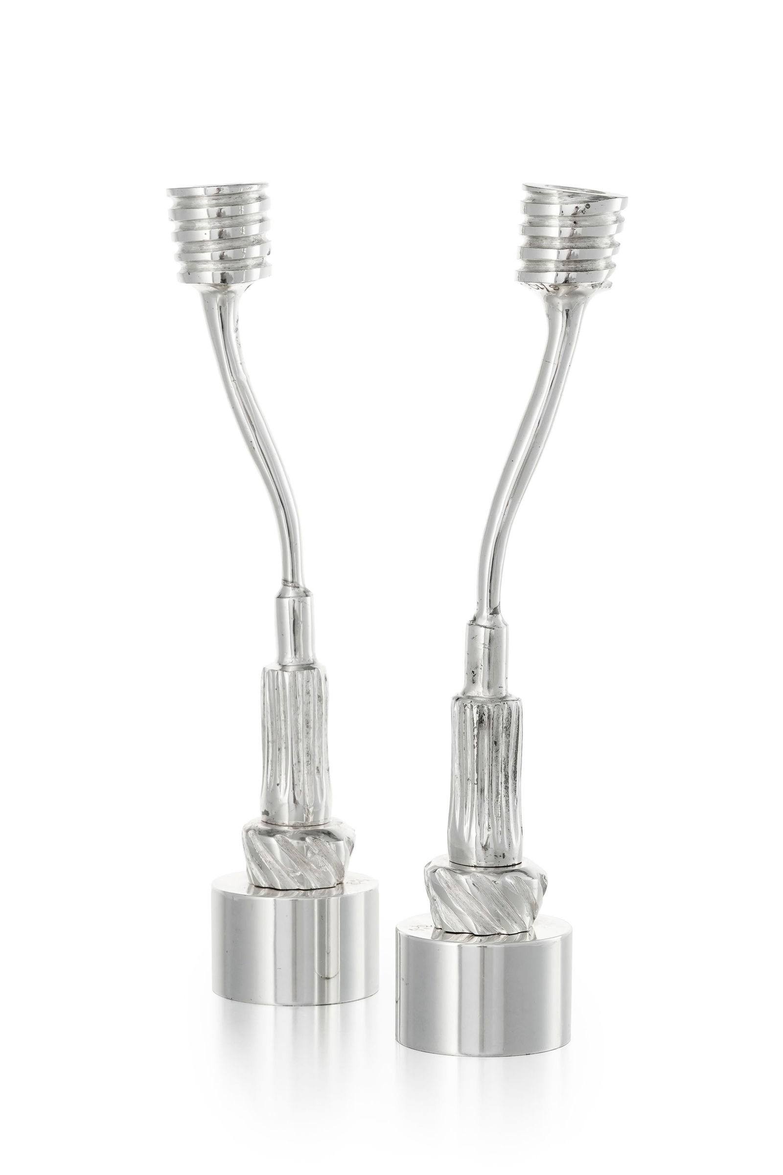 Vassilakis Takis (1925-2019), "Chandelier", 2005, 2 sculptures en laiton argenté, éd. 6/10: Vassilakis Takis (1925-2019), "Chandelier", 2005, 2 sculptures en laiton argenté, éd. 6/100, signées, h. 32 cm Certificat d'Art City Mihalarias daté du 20.12.2012 Condition