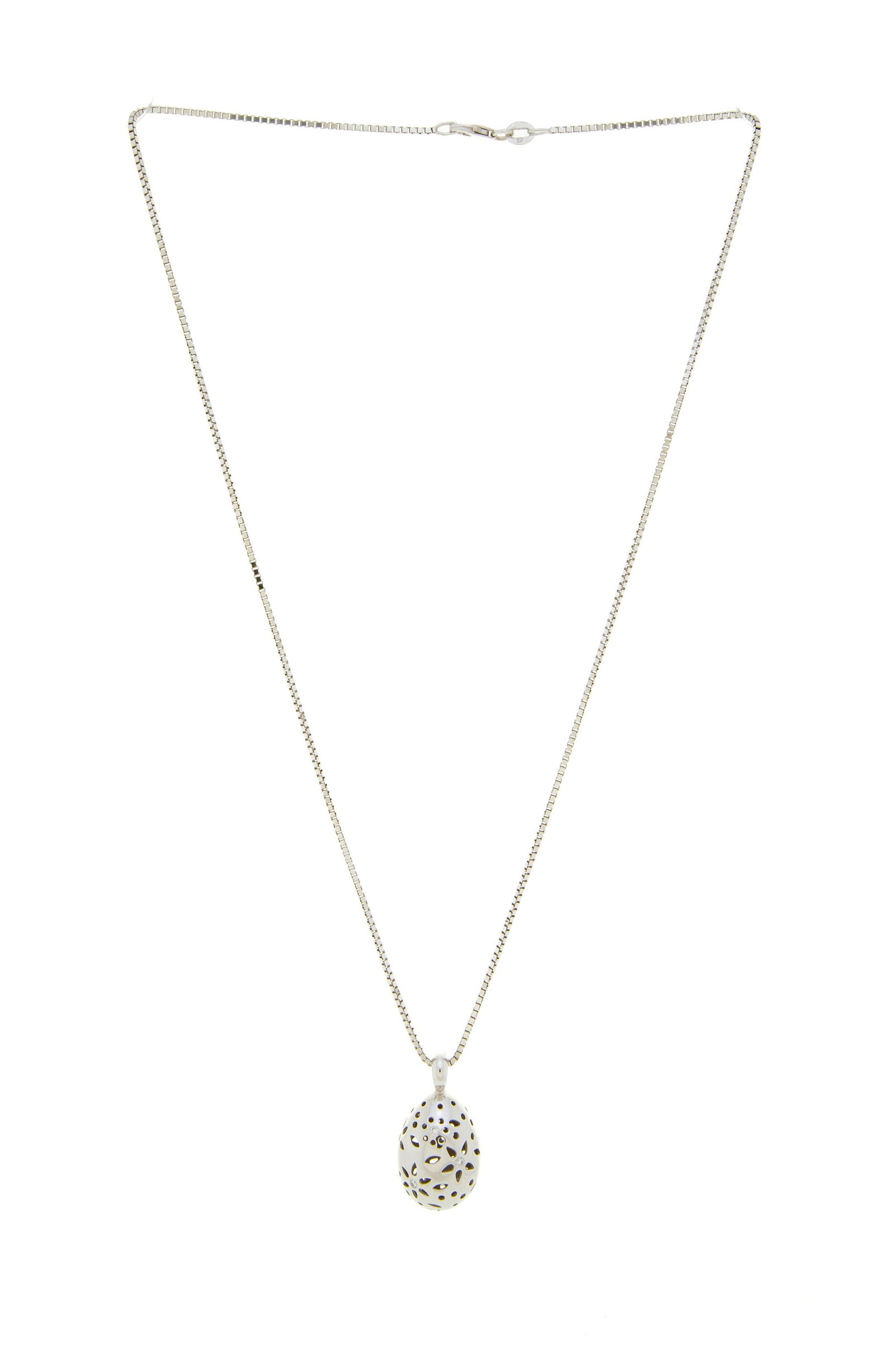 Ole Lynggaard, pendentif or gris 750 œuf a motif floral ajouré serti de diamants taille br: Ole Lynggaard, pendentif or gris 750 œuf a motif floral ajouré serti de diamants taille brillant, signé, on joint une chaîne or gris 750 à maille vénitienne, pendentif si