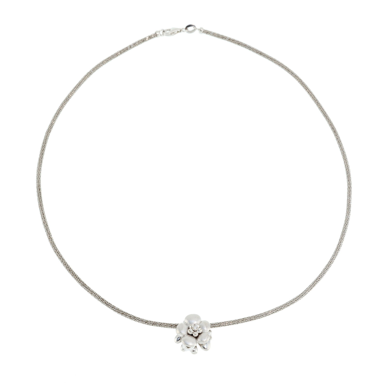 Ole Lynggaard, pendentif fleur or gris 750 sablé serti d'un diamant taille brillant, sur une ch: Ole Lynggaard, pendentif fleur or gris 750 sablé serti d'un diamant taille brillant, sur une chaîne à base circulaire en or gris 750, pendentif signé, h. 1.8 cm, long. 42 cm, 17g C