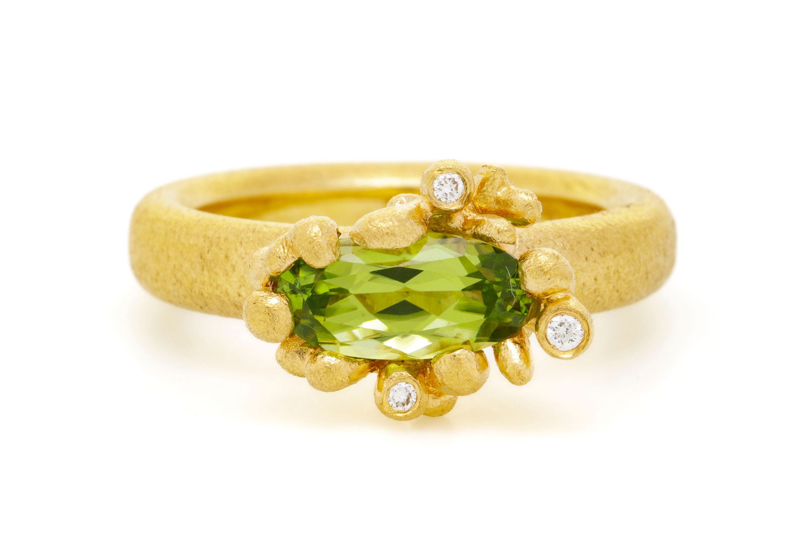 Ole Lynggaard, bague or 750 satiné à décor végétal stylisé enserrant u: Ole Lynggaard, bague or 750 satiné à décor végétal stylisé enserrant un péridot taille ovale entouré de diamants taille brillant, signée, doigt 53-13, 10g