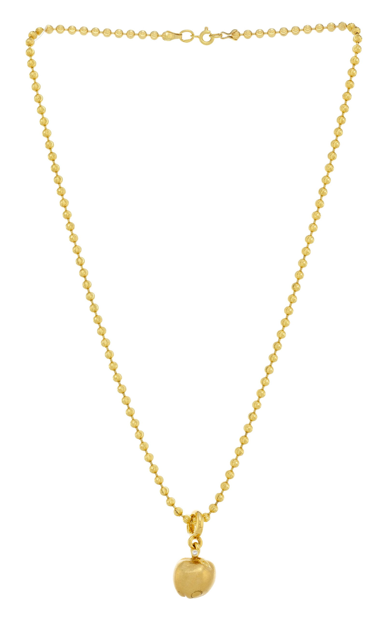 Ole Lynggaard, pendentif pomme or 750 texturé serti d'un diamant taille brillant, sur une cha&#: Ole Lynggaard, pendentif pomme or 750 texturé serti d'un diamant taille brillant, sur une chaîne en or 750 à maillons sphériques cannelés, pendentif signé, h. 2.7 cm, lon