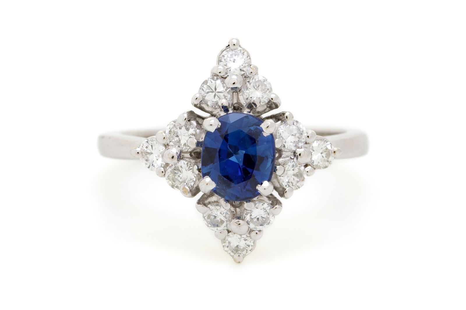 Bucherer, bague or gris 750 sertie d'un saphir ovale entouré de diamants taille brillant, sign&: Bucherer, bague or gris 750 sertie d'un saphir ovale entouré de diamants taille brillant, signée, doigt 49-9 Condition Monture: Bon état de conservation général. Présence