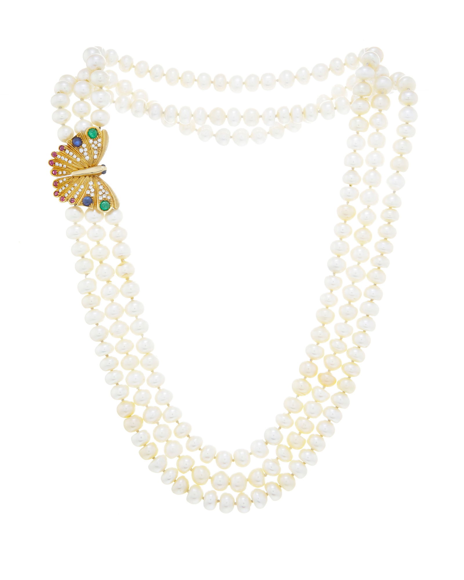 Bucherer, collier 3 rangs de perles de culture d'eau douce, fermoir papillon serti de cabochons d'&#: Bucherer, collier 3 rangs de perles de culture d'eau douce, fermoir papillon serti de cabochons d'émeraudes, saphirs et rubis ainsi que de diamants taille brillant, long. 44.5 cm Condition Bon &#
