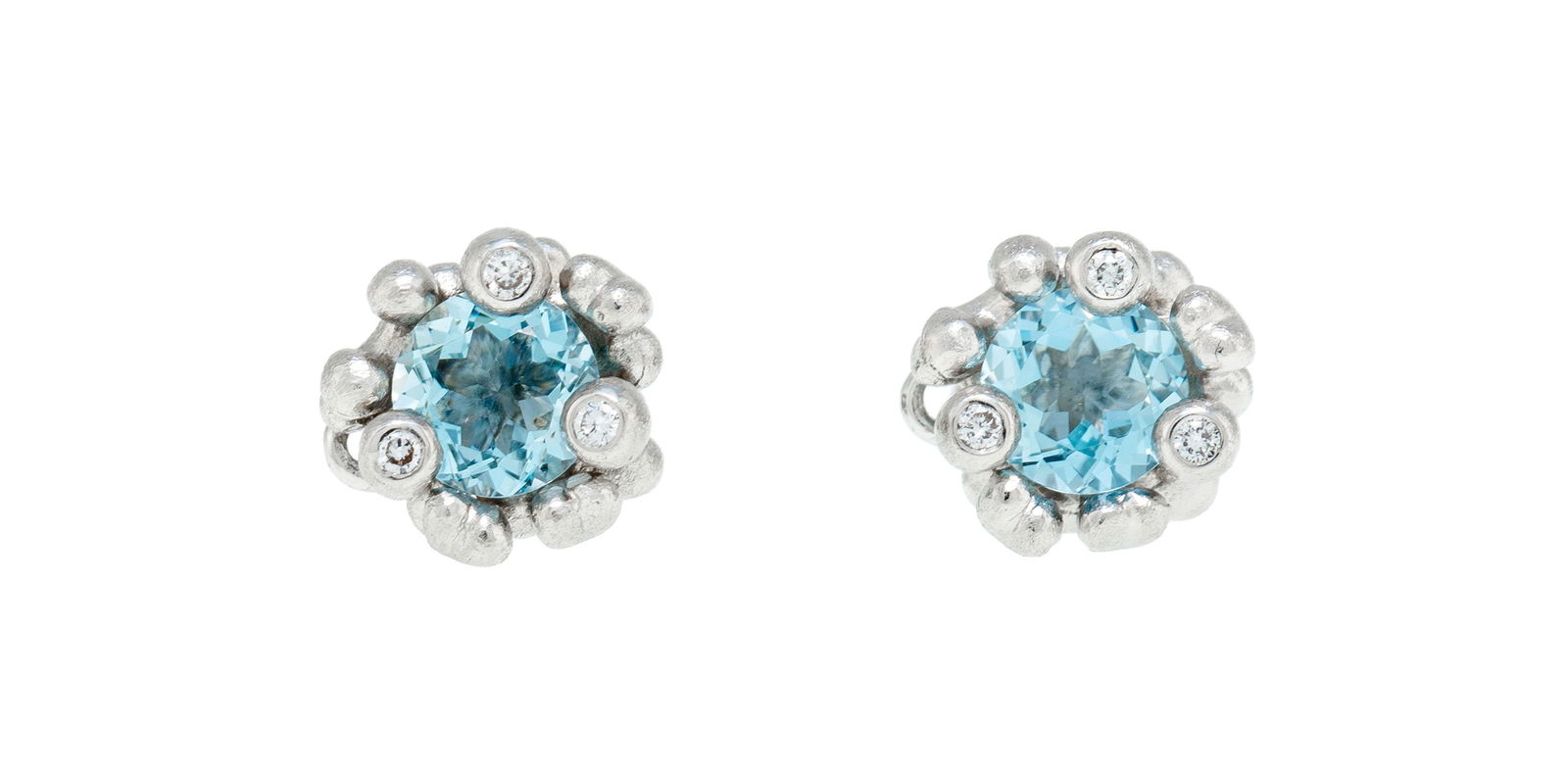 Ole Lynggaard, paire de clous d'oreilles or gris 750 texturé à motif végétal sty: Ole Lynggaard, paire de clous d'oreilles or gris 750 texturé à motif végétal stylisé sertis d'aigue-marines et de diamants taille brillant, signé, h. 0.8 cm Condition Tr&