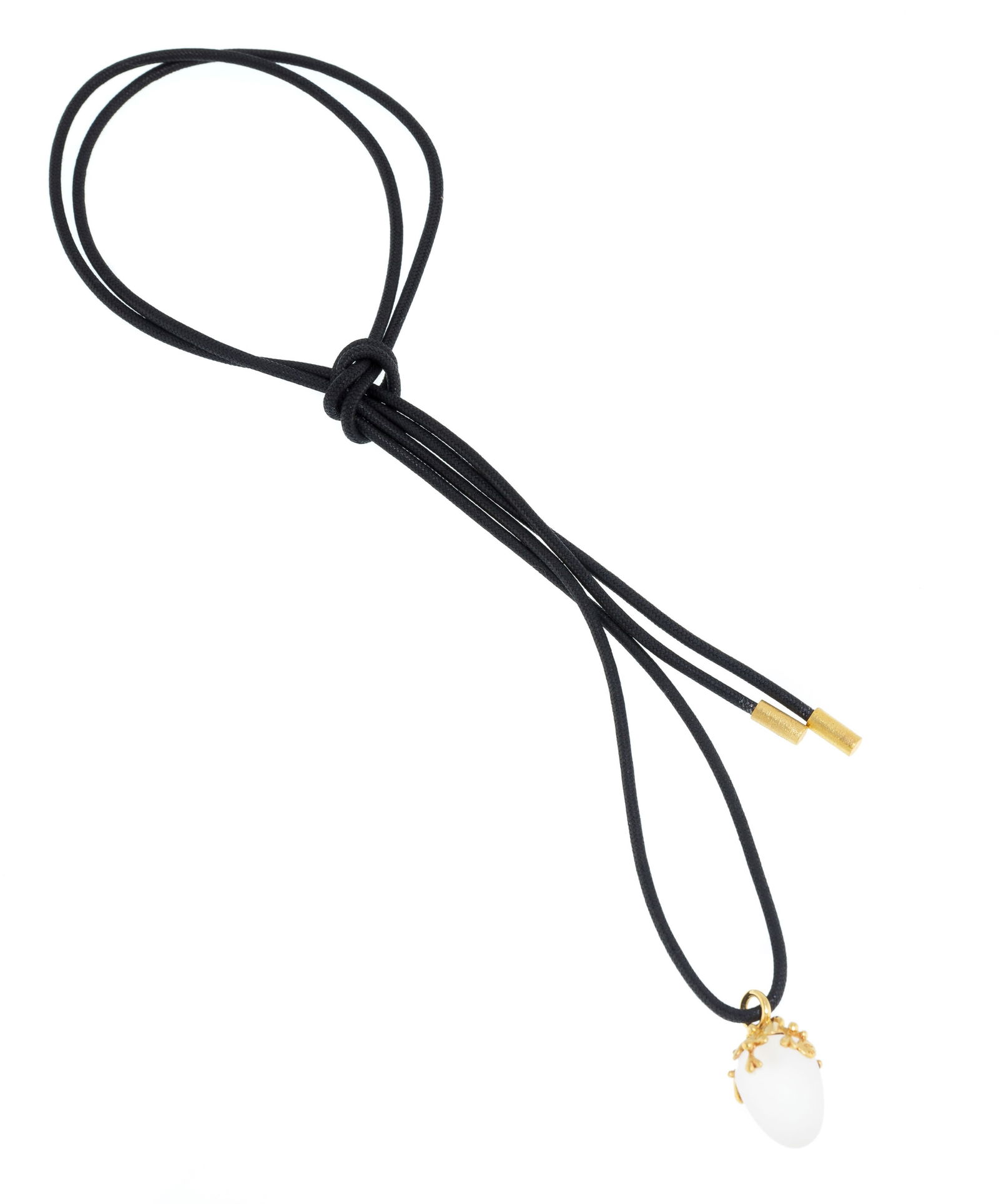 Ole Lynggaard, pendentif gland en cristal de roche dépoli surmonté d'un décor vé: Ole Lynggaard, pendentif gland en cristal de roche dépoli surmonté d'un décor végétal stylisé en or 750 texturé serti de diamants taille brillant, sur un cordon Ole