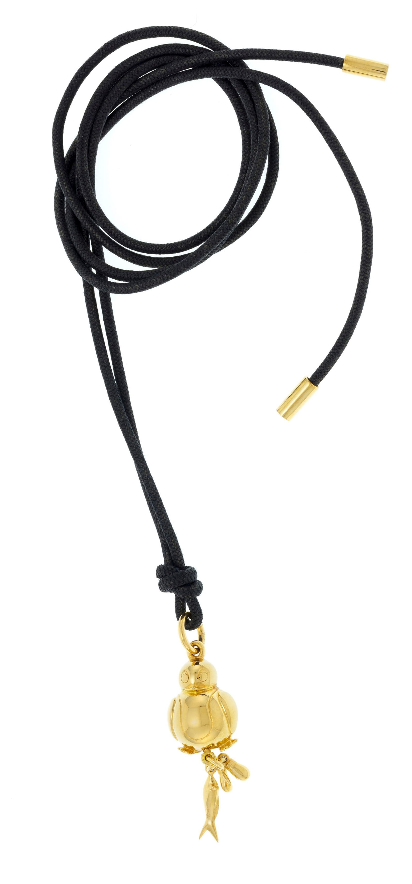 Ole Lynggaard, pendentif or 750 stylisant un pingouin suspendant une paire de moufles et un poisson : Ole Lynggaard, pendentif or 750 stylisant un pingouin suspendant une paire de moufles et un poisson en pampilles, sur un cordon Ole L. en tissu noir avec les extrémités en or 750, signé