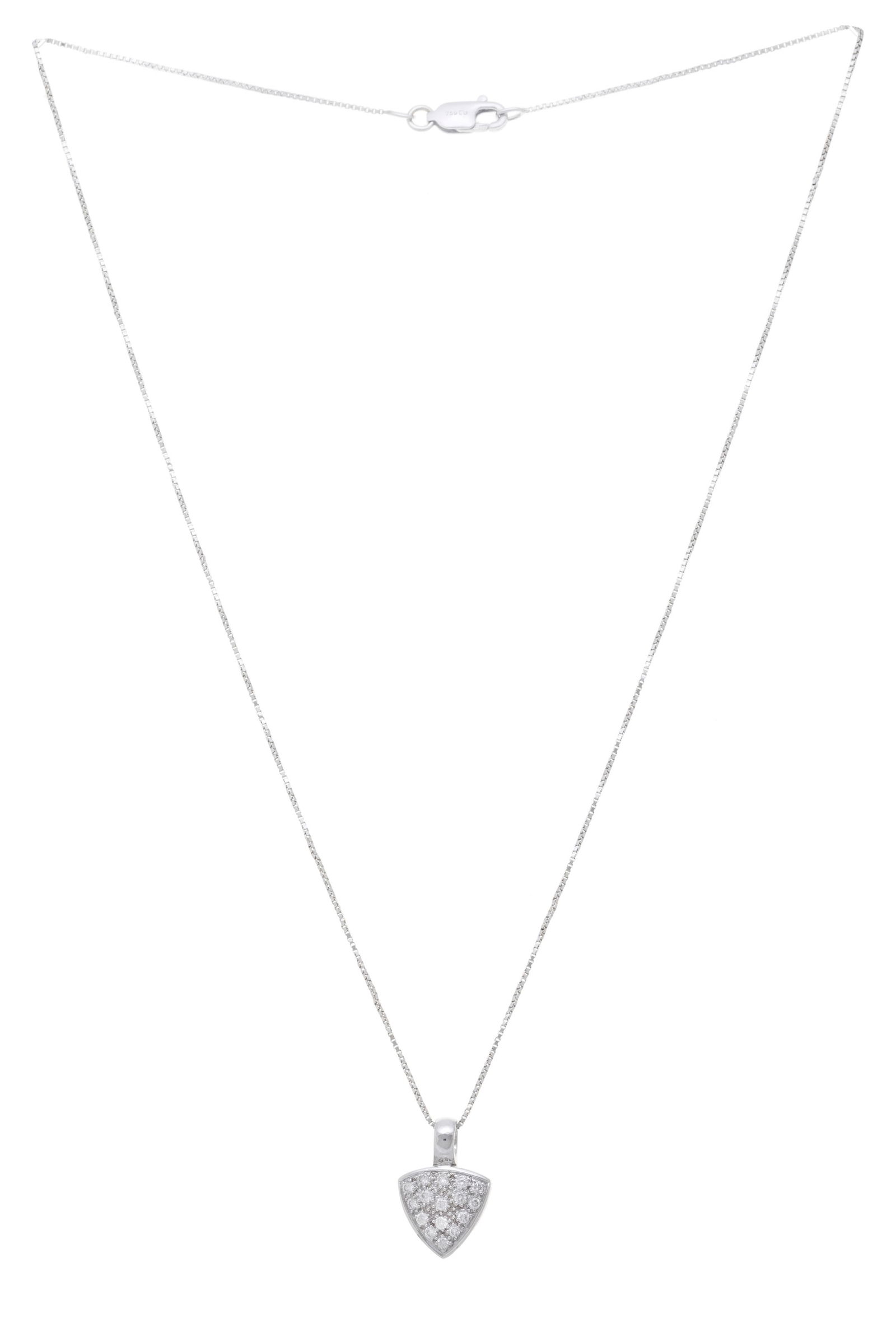 Pendentif triangulaire or gris 750 serti de diamants taille brillant, sur une chaîne Bucherer e: Pendentif triangulaire or gris 750 serti de diamants taille brillant, sur une chaîne Bucherer en or gris 750 à maille vénitienne, h. 1.5 cm, long. 40 cm Condition Bon état de conse