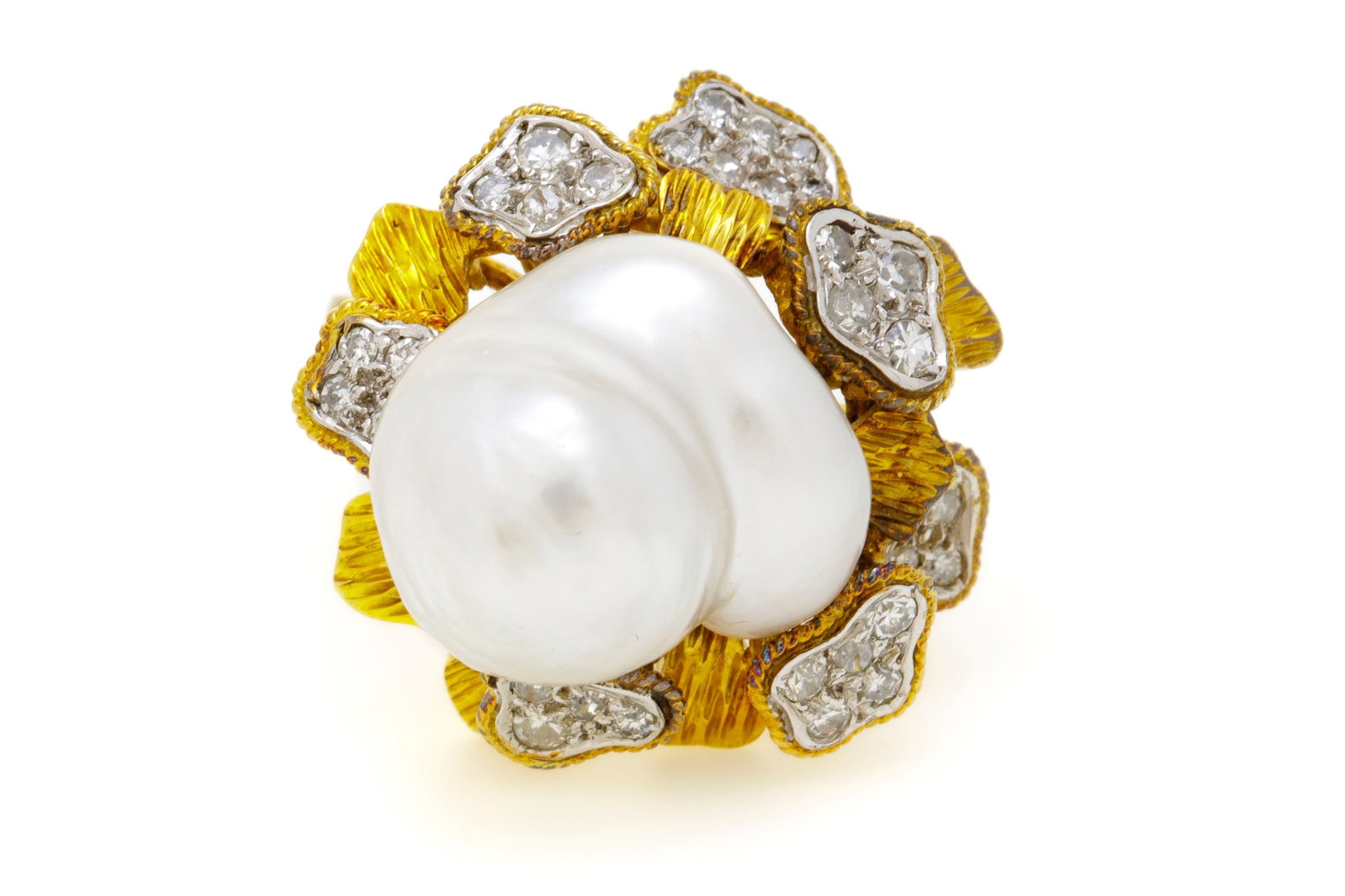 Bague 2 ors 750 ornée d'une perle de culture baroque entourée d'un décor vég: Bague 2 ors 750 ornée d'une perle de culture baroque entourée d'un décor végétal texturé serti de diamants taille 8/8, doigt environ 49-9, 11g Condition Monture: Bon 