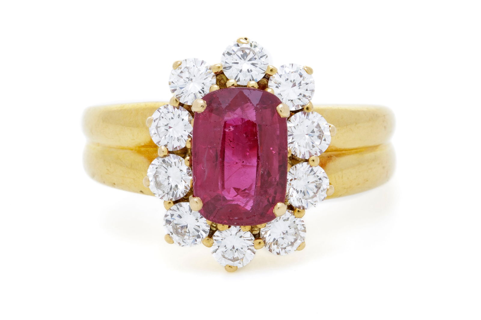 Bucherer, 18k gold ring set with a ruby (approx. 2.25 ct) in a rectangular cushion cut, surrounded b: Bucherer, 18k gold ring set with a ruby (approx. 2.25 ct) in a rectangular cushion cut, surrounded by brilliant-cut diamonds, size 62-22 Condition Generally in good condition. Presence of micro-scratc
