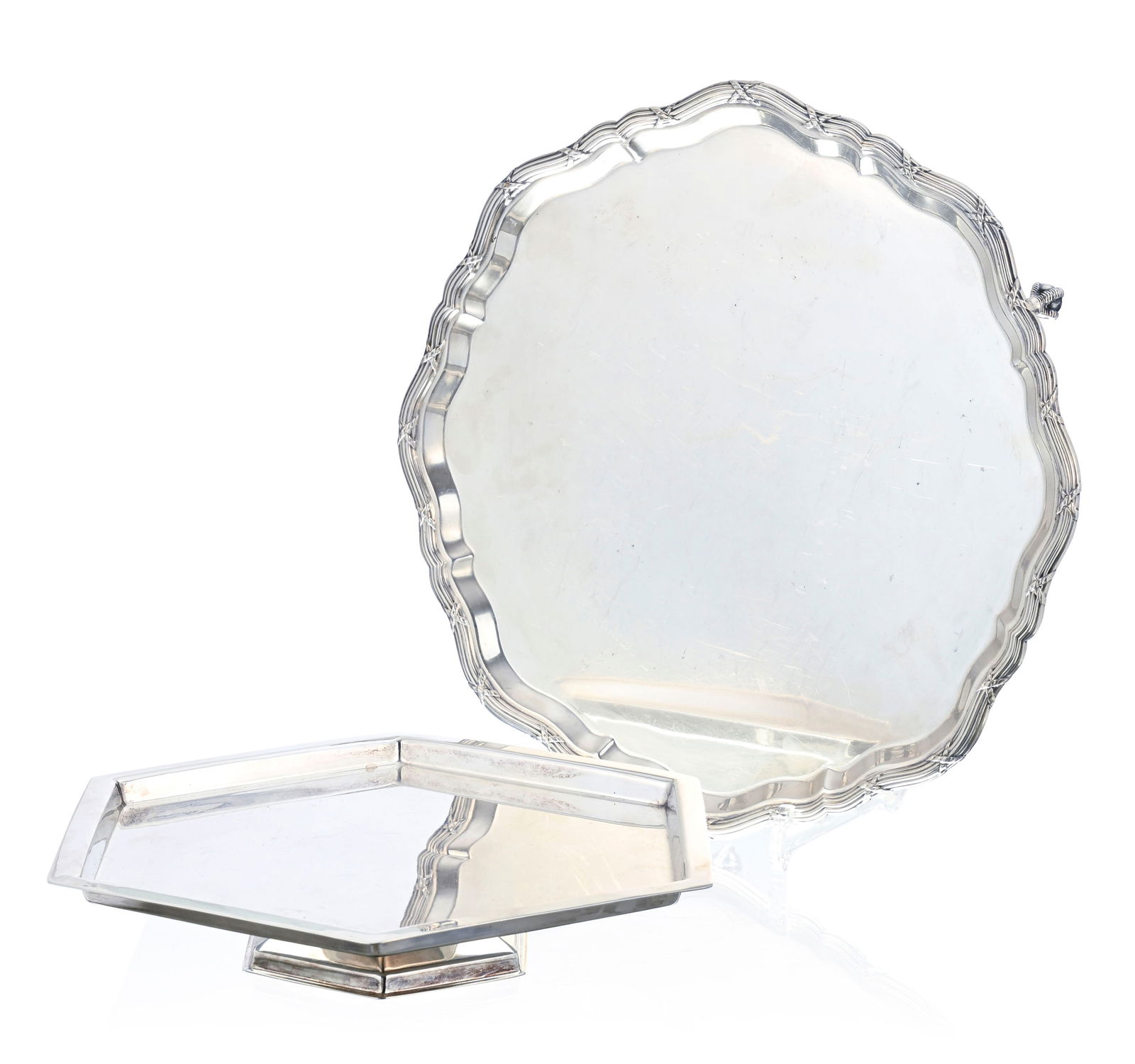 Ensemble d'1 plateau sur piédouche à pans coupés tournant et 1 plat de présentat: Ensemble d'1 plateau sur piédouche à pans coupés tournant et 1 plat de présentation Mappin&Webb en métal argenté, diam. 31,5 et 35 cm Condition présence de rayur