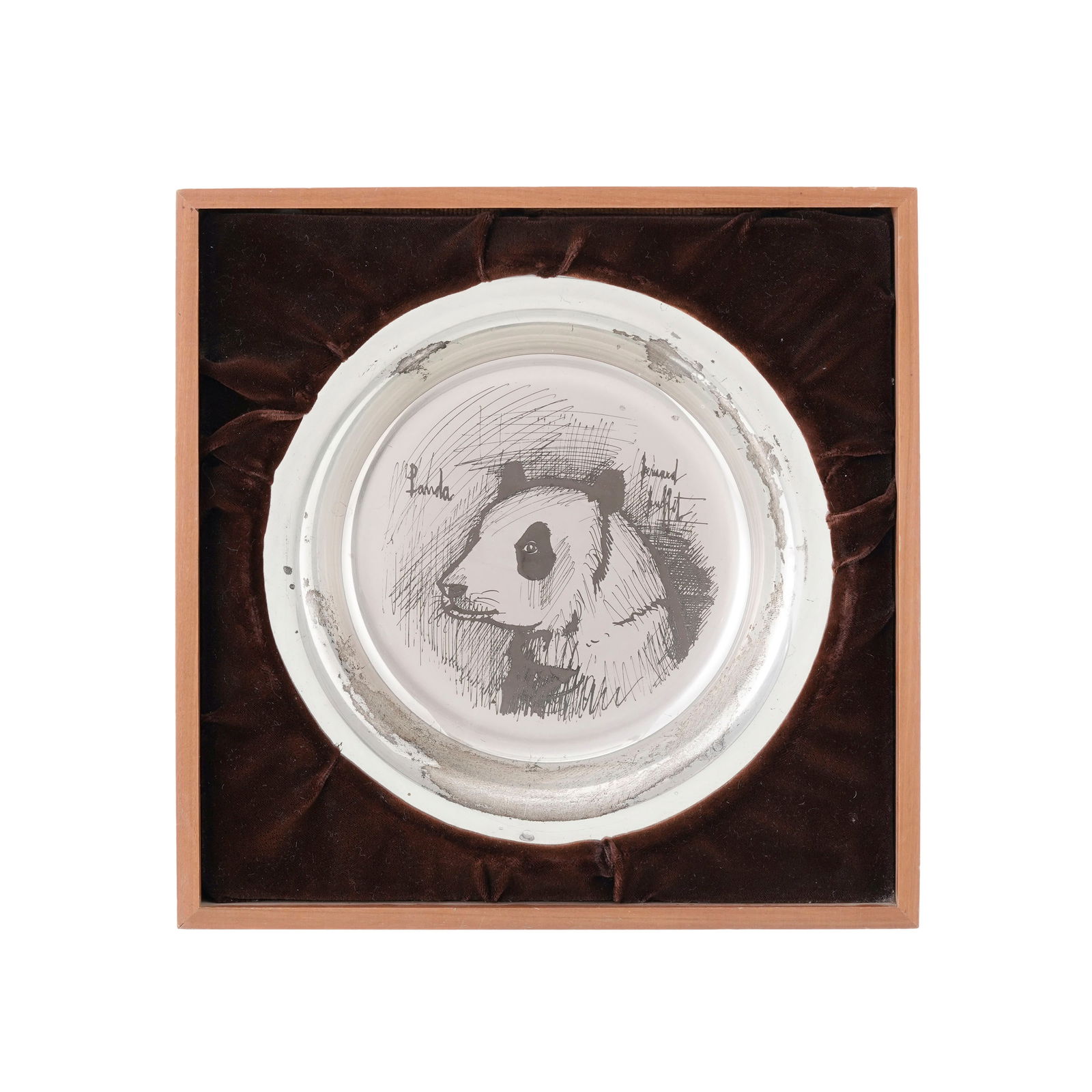 Assiette en argent, à décor de panda gravé à l'eau-forte d'après Bernard Bu: Assiette en argent, à décor de panda gravé à l'eau-forte d'après Bernard Buffet, dans un cadre en bois gainé de velours brun, diam. 20,5 cm