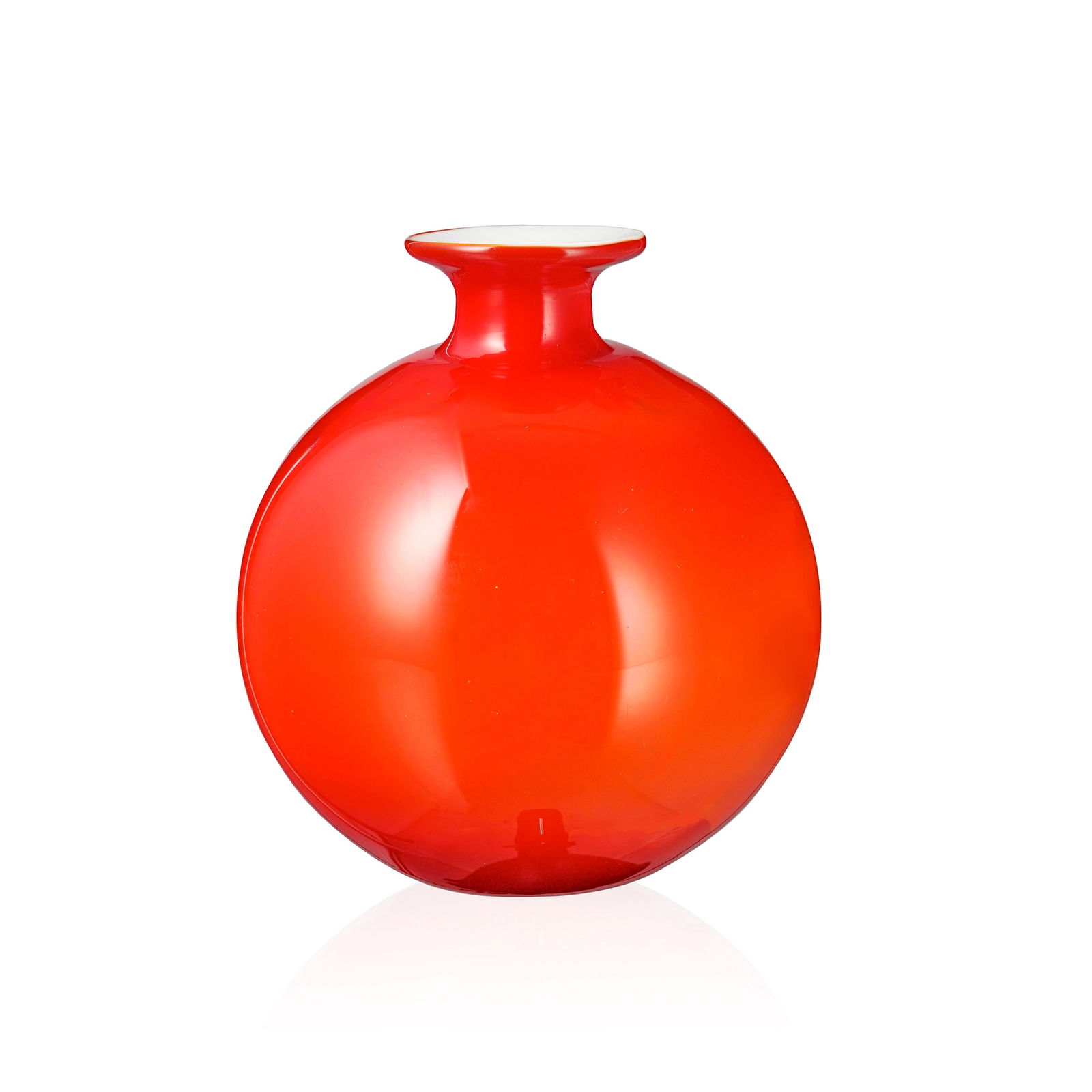 Vase boule en verre rouge "Carnaby", Kastrup Holmegaard, Danemark, design de Per Lütken, h. 14 : Vase boule en verre rouge "Carnaby", Kastrup Holmegaard, Danemark, design de Per Lütken, h. 14 cm