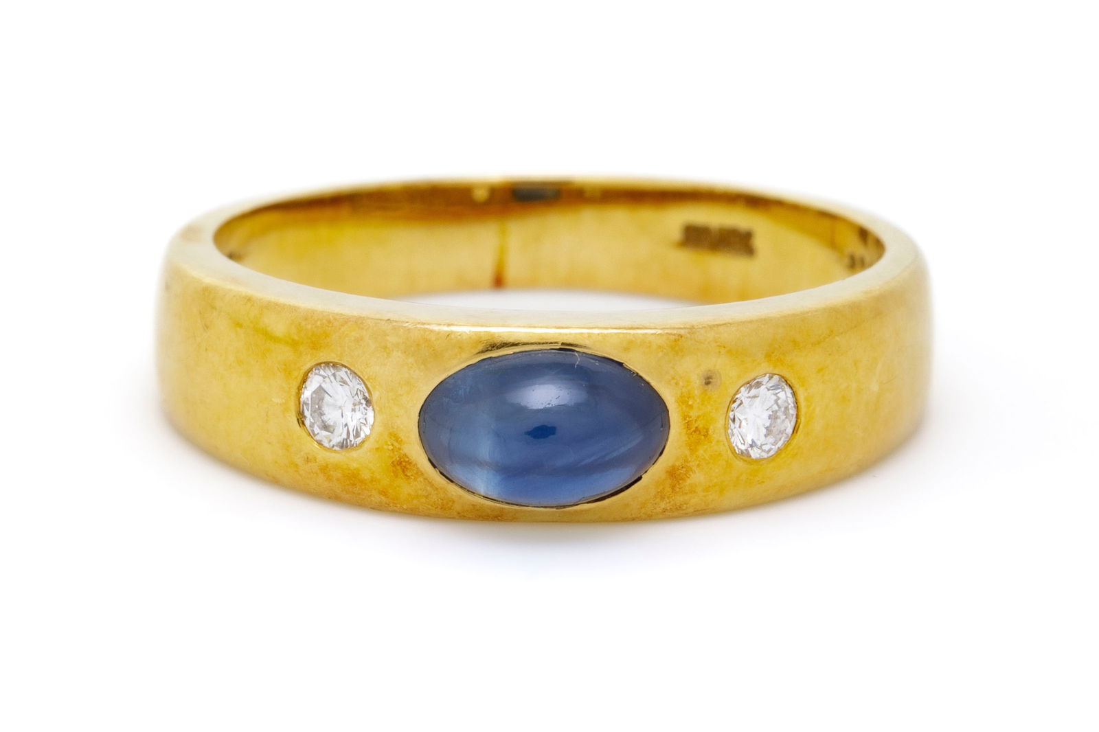 Bucherer, bague or 750 sertie d'un cabochon de saphir épaulé de deux diamants taille brill: Bucherer, bague or 750 sertie d'un cabochon de saphir épaulé de deux diamants taille brillant, signée, doigt 52-12 Condition Monture: Bon état de conservation général. Pr