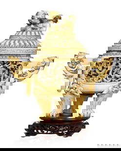 Br&#251;le-parfum ding couvert en ivoire, Chine, premi&#232;re moiti&#233; du XXe s., d&#233;cor de : Br&#251;le-parfum ding couvert en ivoire, Chine, premi&#232;re moiti&#233; du XXe s., d&#233;cor de dragons chassant la perle flamm&#233;e dans les nu&#233;es, &#224; deux anses orn&#233;es de chien d