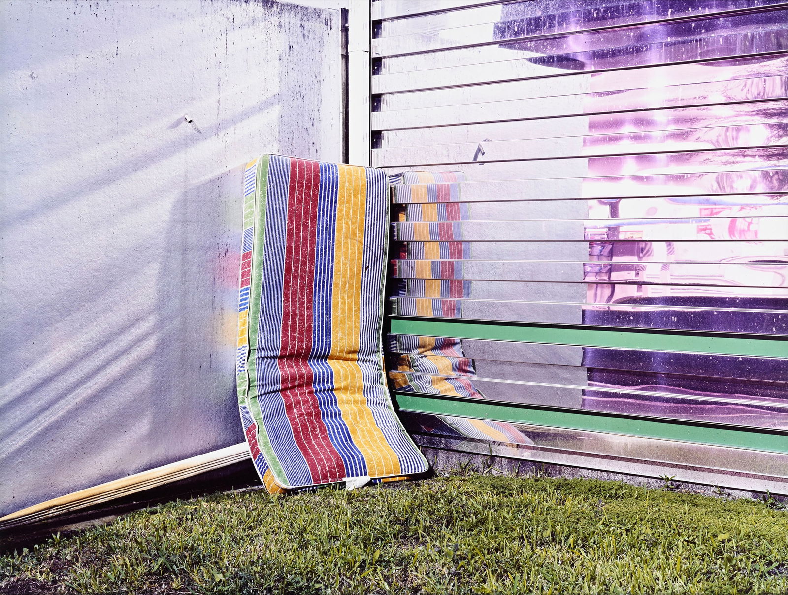 Tim Davis (1969), "Mattress behind Dennys", 2001, C-Print, signé, daté, titré et num&: Tim Davis (1969), "Mattress behind Dennys", 2001, C-Print, signé, daté, titré et numéroté AP 2 au verso, 74x97 cm Webographie: site internet de l'artiste,