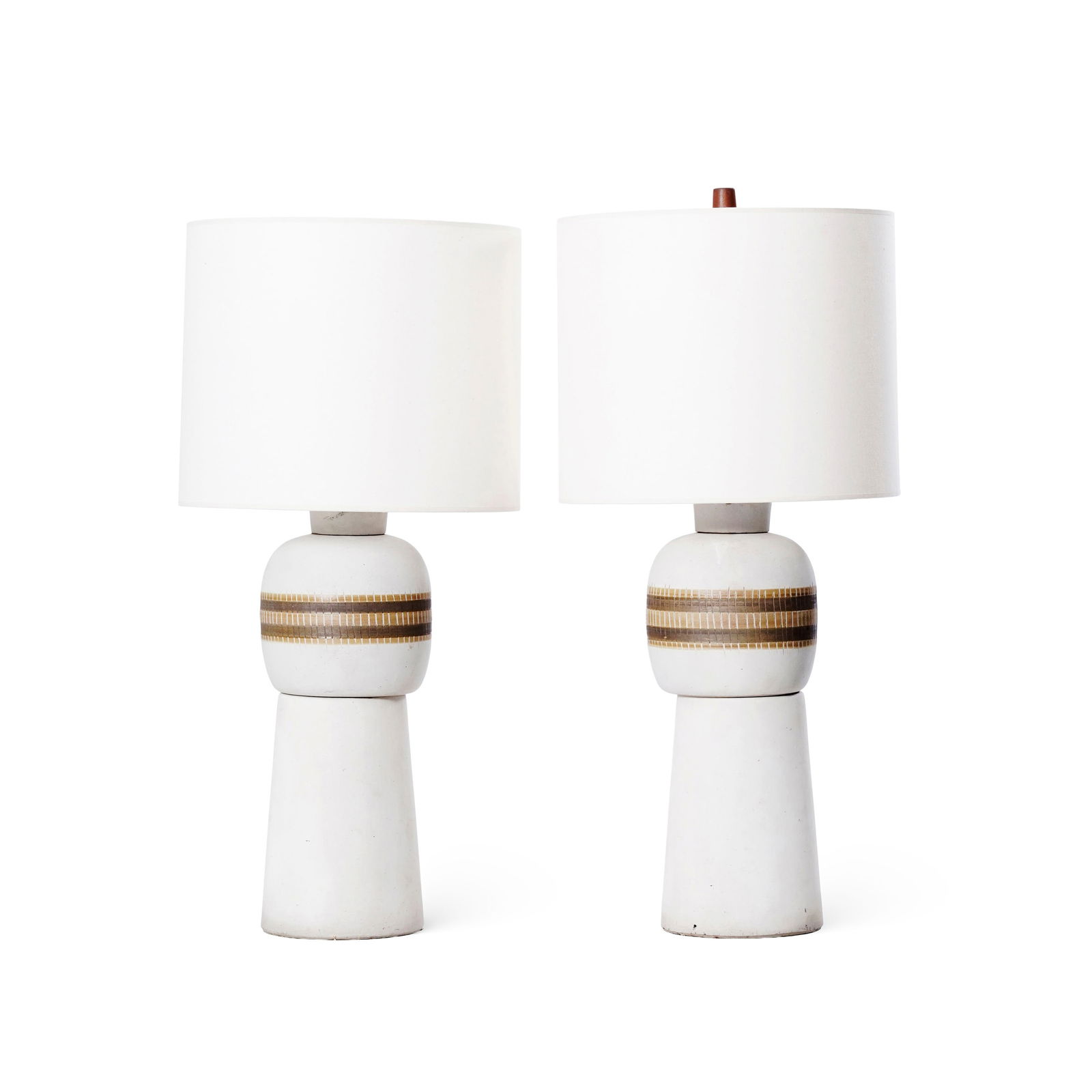 Paire de lampes par Gordon & Jane Martz, circa 1960, en céramique, abat-jour en tissu blanc, si: Paire de lampes par Gordon & Jane Martz, circa 1960, en céramique, abat-jour en tissu blanc, signée, h. totale: 83 cm Condition h. de la partie en céramique: 54 cm fiches étra