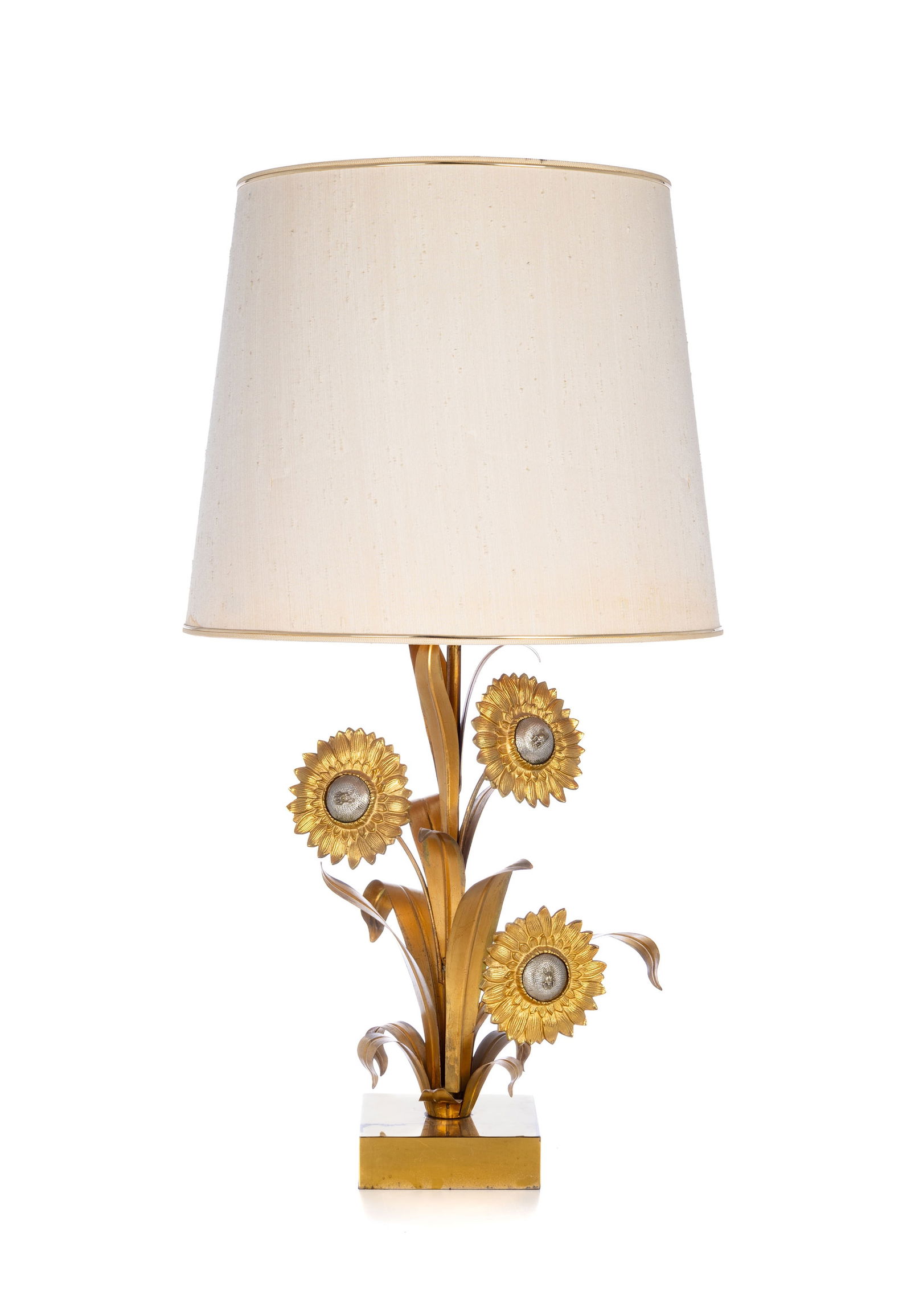 Lampe de salon dans le goût de la maison Charles, circa 1970, en métal doré, à d: Lampe de salon dans le goût de la maison Charles, circa 1970, en métal doré, à décor de tournesols, h. totale: 96 cm Provenance