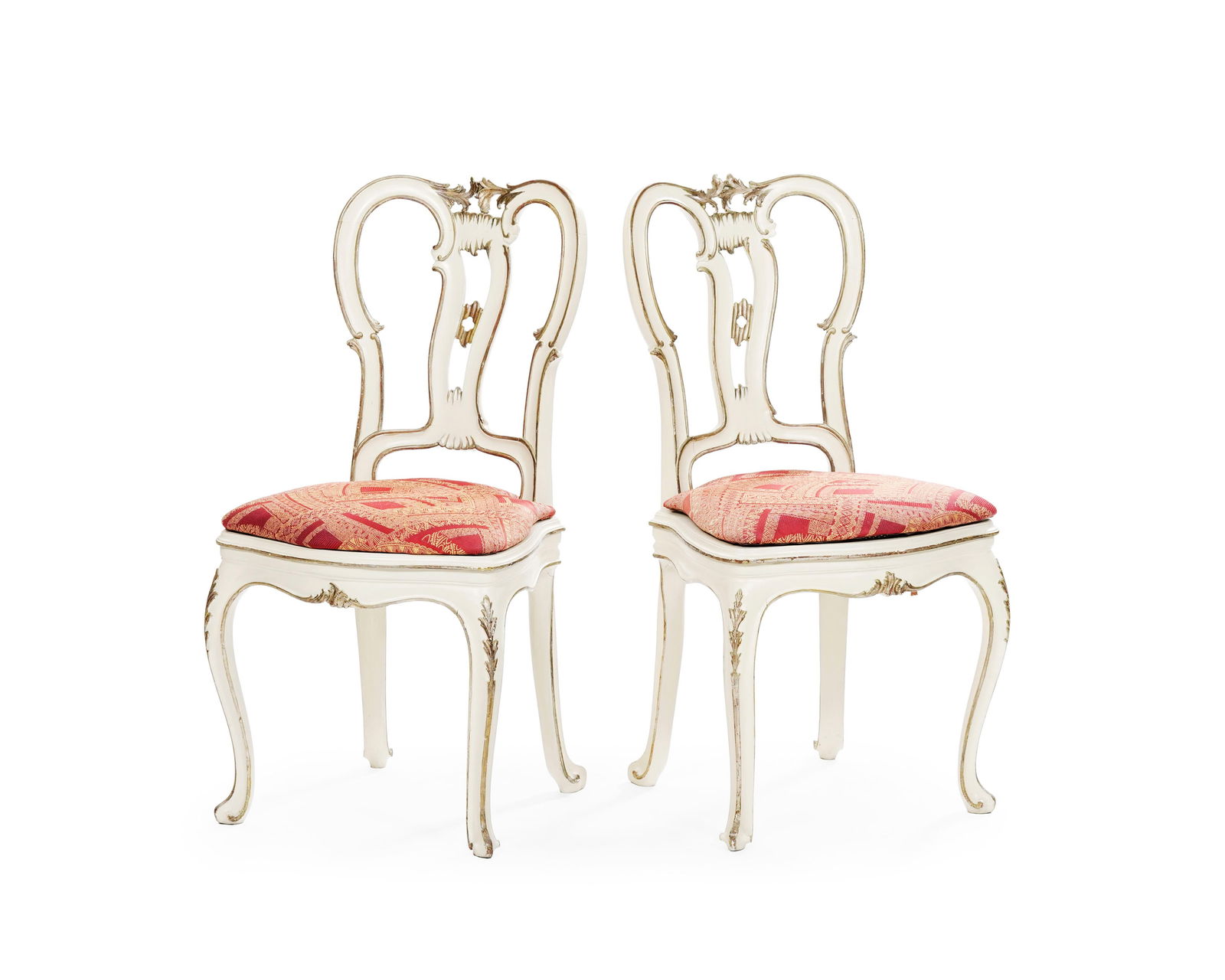 Paire de chaises, Italie, XVIIIe s., en bois repeint beige et or, à dossier ajouré, assise: Paire de chaises, Italie, XVIIIe s., en bois repeint beige et or, à dossier ajouré, assise cannée, pieds galbés Condition chaises repeintures on joint des galettes garnies de tiss