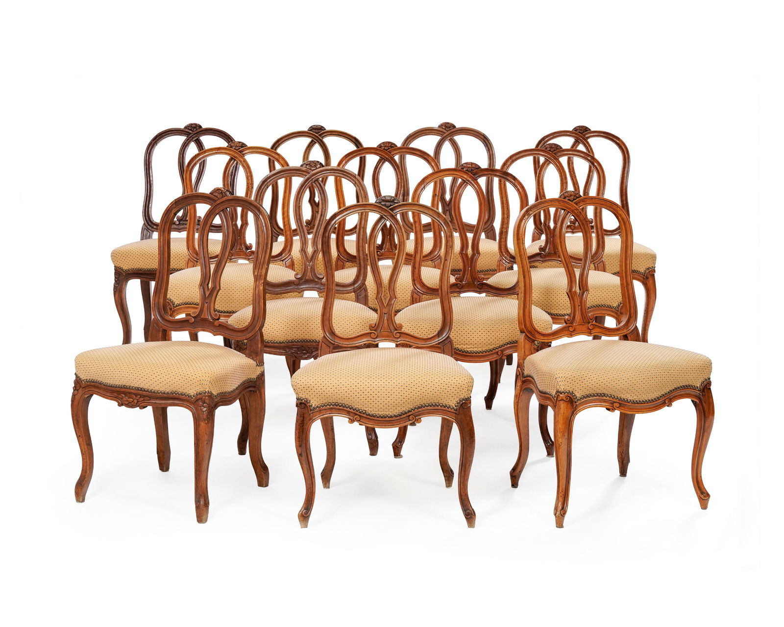 Suite de 8 chaises, Berne ou Zurich, XVIIIe s., en bois naturel mouluré, à dossier violon&: Suite de 8 chaises, Berne ou Zurich, XVIIIe s., en bois naturel mouluré, à dossier violoné ajouré, garniture en tissu jaune. On joint 4 chaises de modèle similaire Conditi