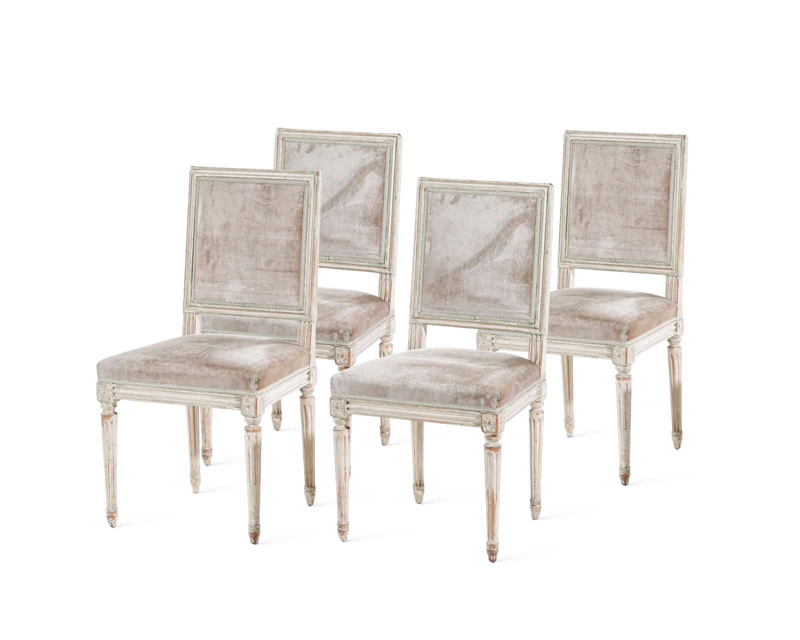 Suite de 4 chaises de style Louis XVI estampillées Mailfert, XXe s., en bois peint gris rechamp: Suite de 4 chaises de style Louis XVI estampillées Mailfert, XXe s., en bois peint gris rechampis vert, garniture en velours gris, pieds rudentés Condition manques à la peinture marque