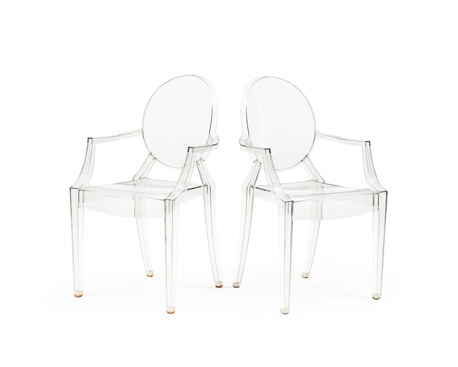 Paire de fauteuils Louis Ghost par Philippe Starck (né en 1949), édition Kartell, en polyc: Paire de fauteuils Louis Ghost par Philippe Starck (né en 1949), édition Kartell, en polycarbonate transparent, modèle créé en 2002 Condition rayures et marques sur tou