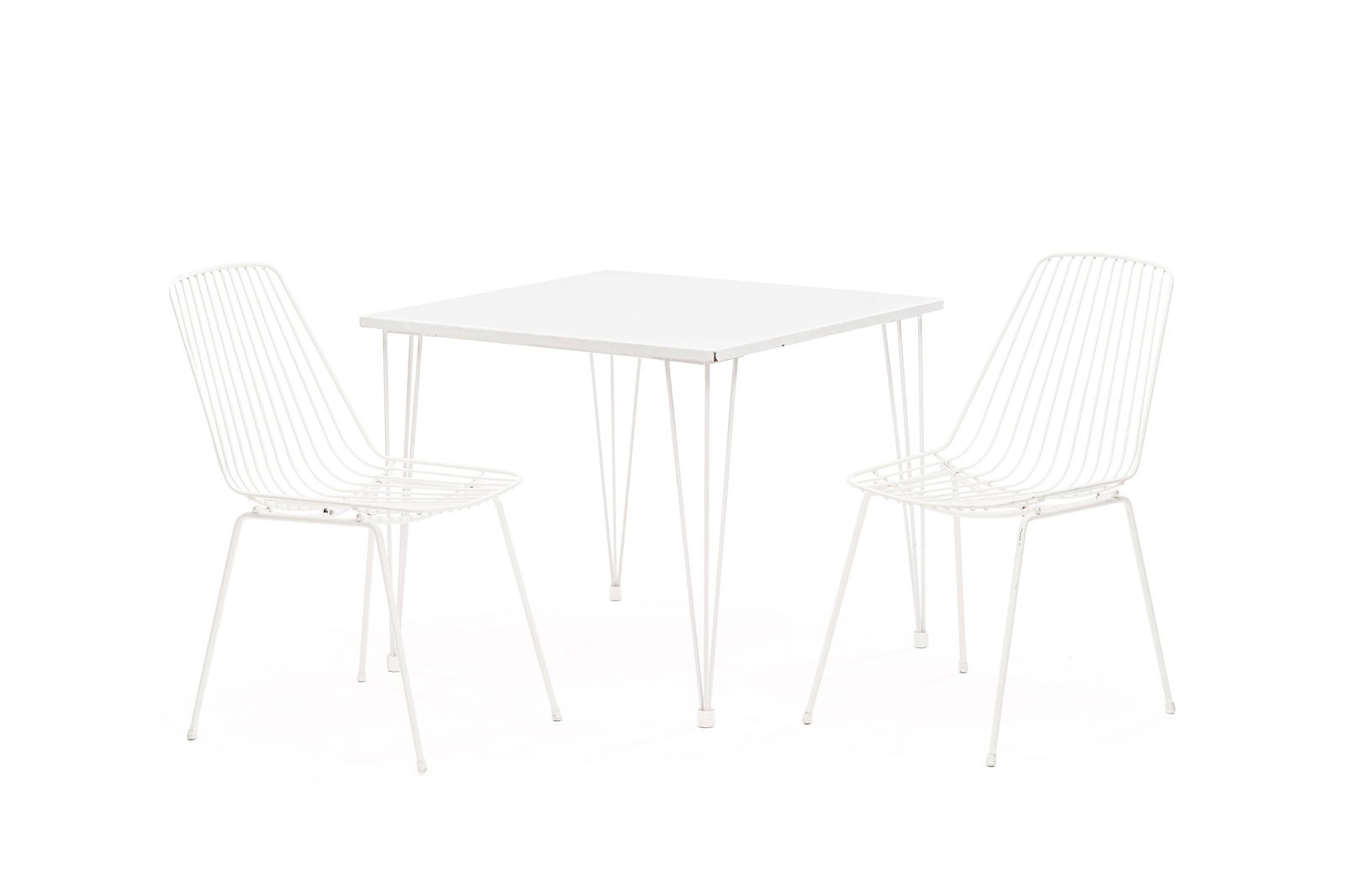 Ensemble de mobilier de jardin comprenant une table et une paire de chaises, XXe s., en métal l: Ensemble de mobilier de jardin comprenant une table et une paire de chaises, XXe s., en métal laqué blanc, dimensions de la table: 69x80x80 cm Provenance