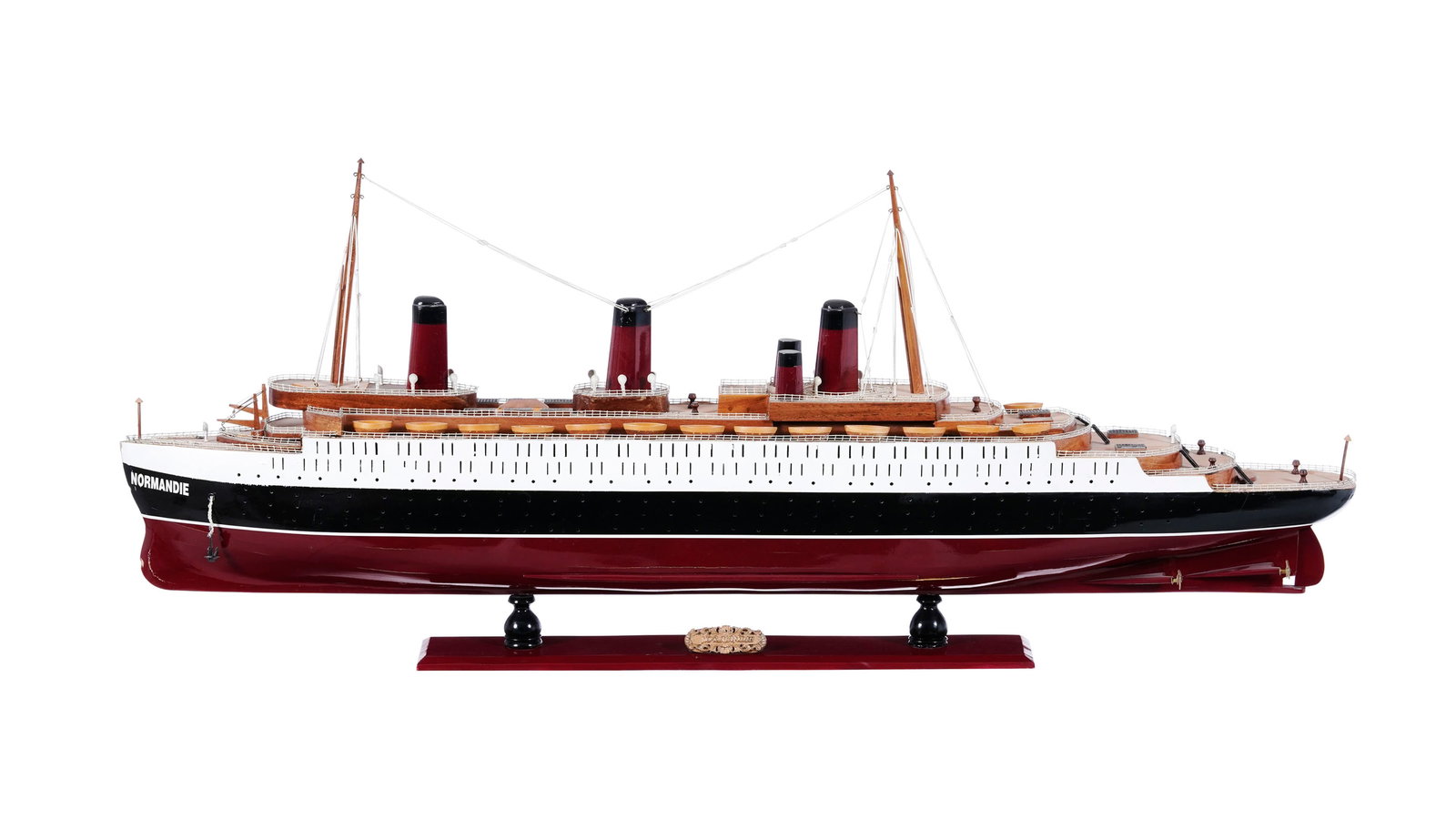 Normandie, modèle réduit en bois laqué et peint du transatlantique construit à S: Normandie, modèle réduit en bois laqué et peint du transatlantique construit à Saint-Nazaire et lancé en 1932, long. 120 cm Condition Craquelures de la peinture sur la