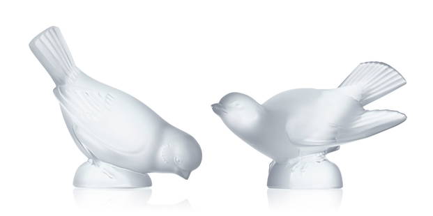 Ensemble de 2 oiseaux en verre moul&#233;-press&#233; satin&#233; sign&#233;s Lalique France, h. 8 e: Ensemble de 2 oiseaux en verre moul&#233;-press&#233; satin&#233; sign&#233;s Lalique France, h. 8 et 10,5 cm Condition L'absence de rapport de condition n'implique pas que le lot soit en parfaite con
