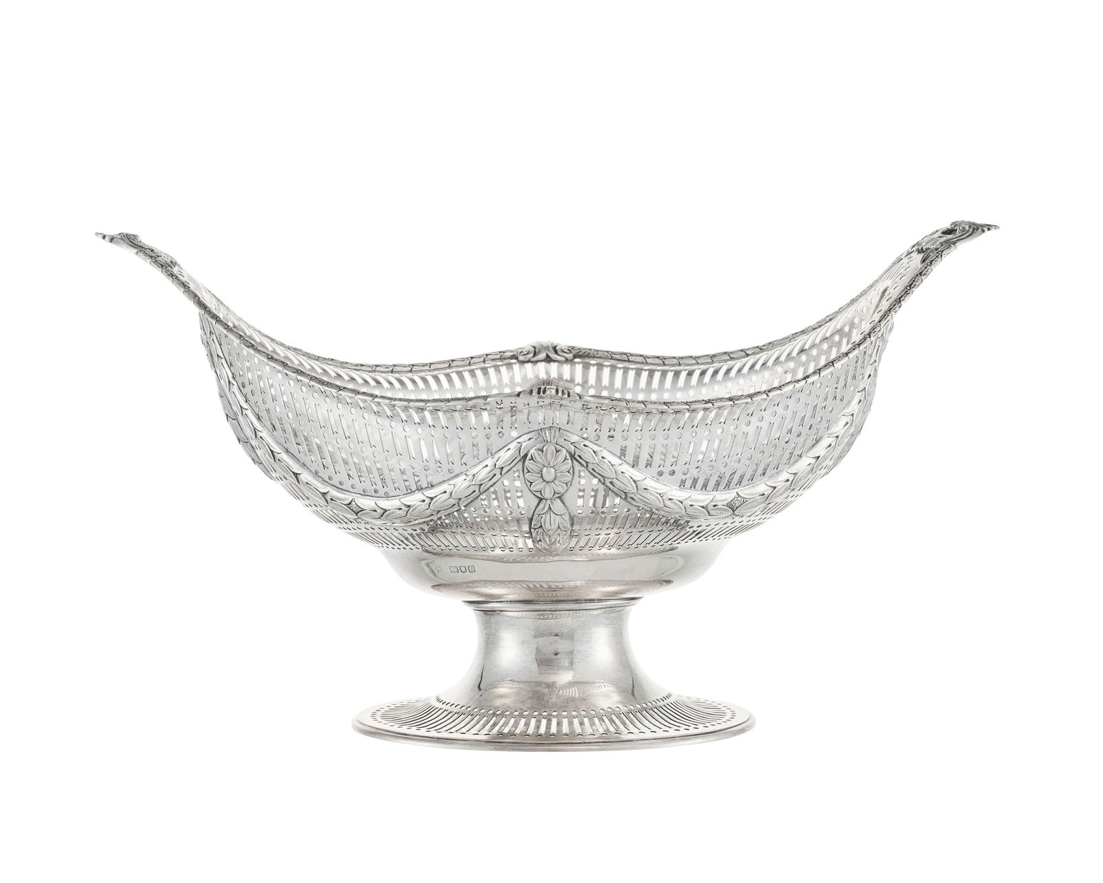 Coupe navette sur piédouche en argent, par Charles Stuart Harris, Londres, 1898, à dé: Coupe navette sur piédouche en argent, par Charles Stuart Harris, Londres, 1898, à décor ajouré et guirlande de feuilles de laurier, h. 25,5 cm, long. 46 cm, 1464g