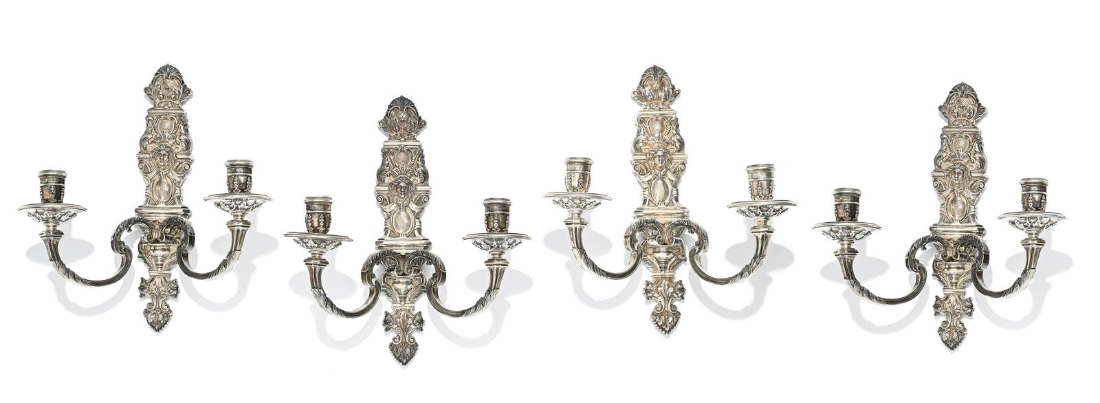 Suite de 4 appliques de style Régence en argent, Richard Comyns, Londres, 1936, à deux bra: Suite de 4 appliques de style Régence en argent, Richard Comyns, Londres, 1936, à deux bras de lumière, ornementées de masques de têtes de jeunes femmes et feuilles d'acanthe,