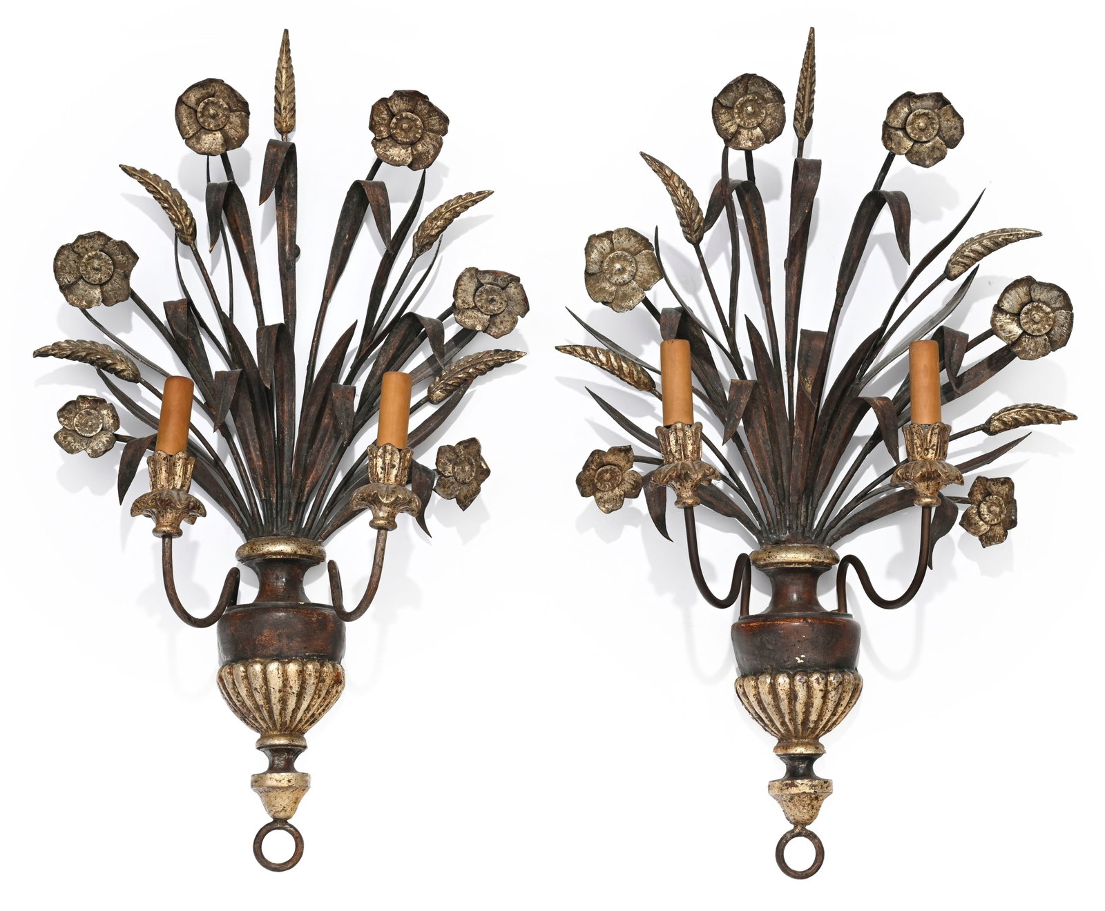 Paire d'appliques, XXe s., en bois et métal patiné, à corps central en forme de gerbe: Paire d'appliques, XXe s., en bois et métal patiné, à corps central en forme de gerbe de blé, deux feux, h. 67 cm Condition nous ne garantissons pas l'état des installations &