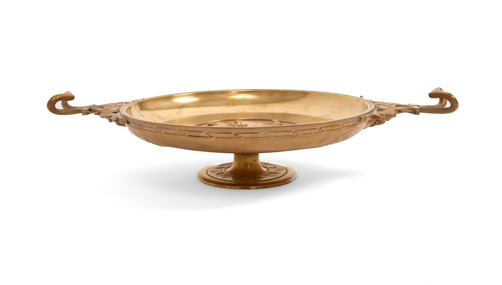 Coupe par Ferdinand Barbedienne, XIXe s., en bronze doré, médaillon central orné de c: Coupe par Ferdinand Barbedienne, XIXe s., en bronze doré, médaillon central orné de cavaliers, signé F. Barbedienne, long. 49 cm