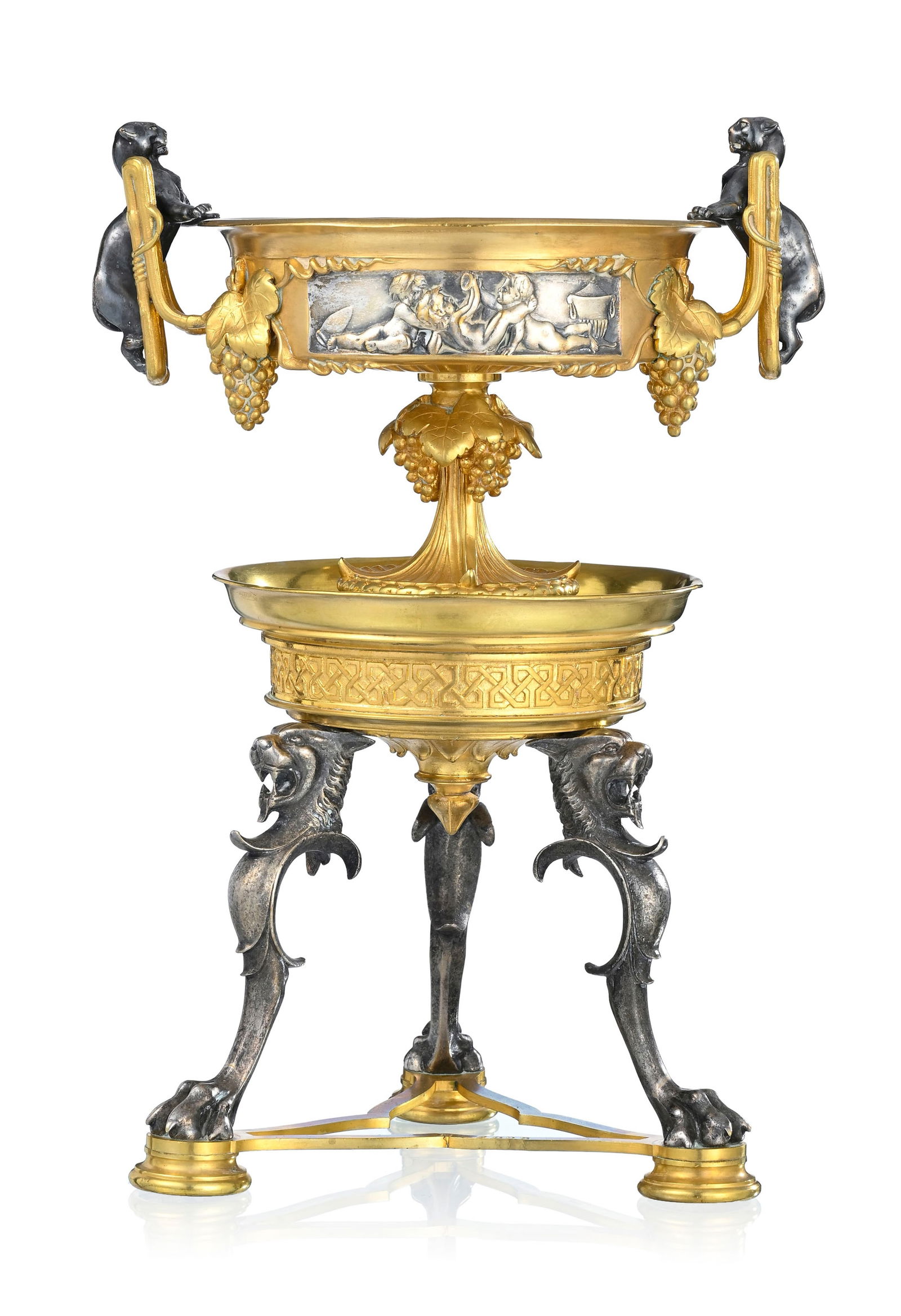 Coupe par Henri Picard, XIXe s., en bronze doré et argenté, médaillon central à : Coupe par Henri Picard, XIXe s., en bronze doré et argenté, médaillon central à décor en relief figurant la représentation du Patère de Rennes figurant Bacchus triom