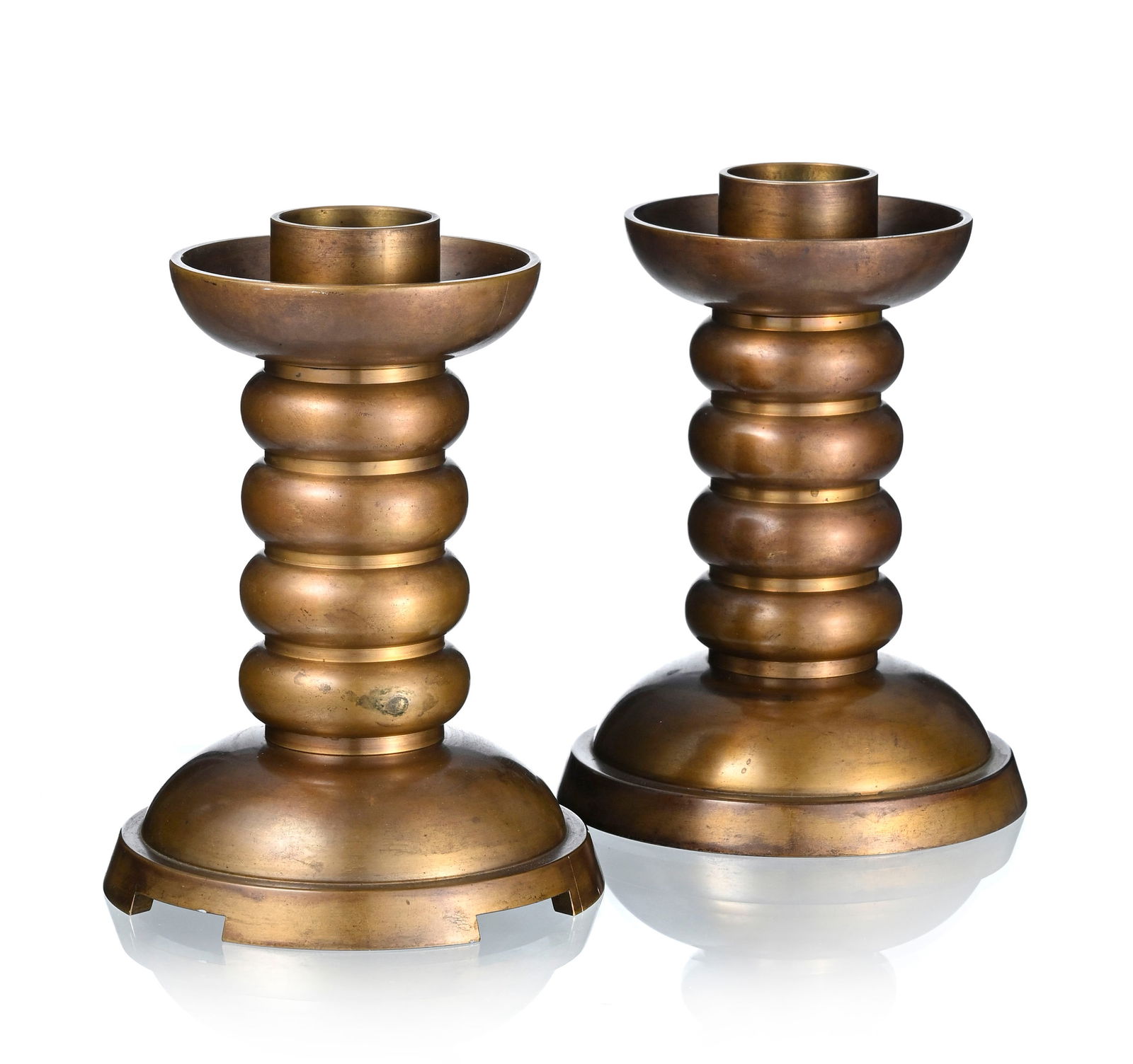 Paire de bougeoirs d'époque Art Deco par Evan Jensen (1888-1978), en bronze patiné, à: Paire de bougeoirs d'époque Art Deco par Evan Jensen (1888-1978), en bronze patiné, à fût annelé, signés et numérotés "Evan Jensen kobenhavn, bronze 320", h. 16