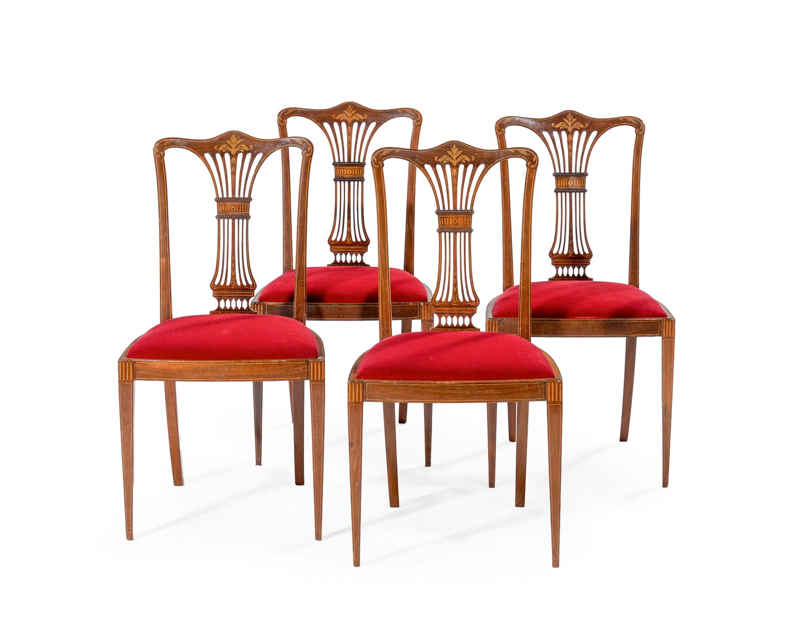 Suite de 4 chaises, Angleterre, XIXe s., en acajou et filets de marqueterie, dossier ajouré, as: Suite de 4 chaises, Angleterre, XIXe s., en acajou et filets de marqueterie, dossier ajouré, assise rouge