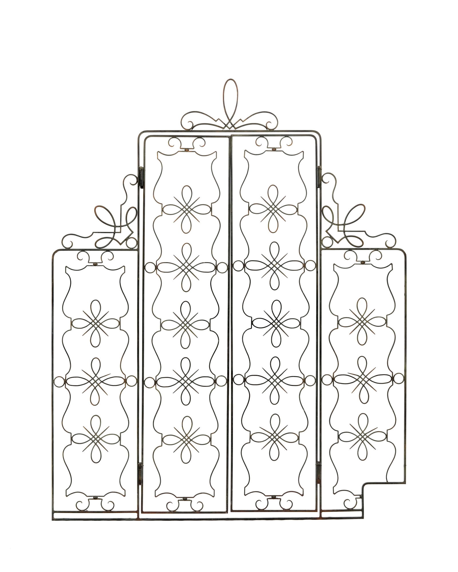 Grille d'intérieur dans le goût de Raymond Subes, milieu du XXe s., en fer forgé anod: Grille d'intérieur dans le goût de Raymond Subes, milieu du XXe s., en fer forgé anodisé, 230x185 cm Condition grille peinte en vert et doré à l'origine (manques à l