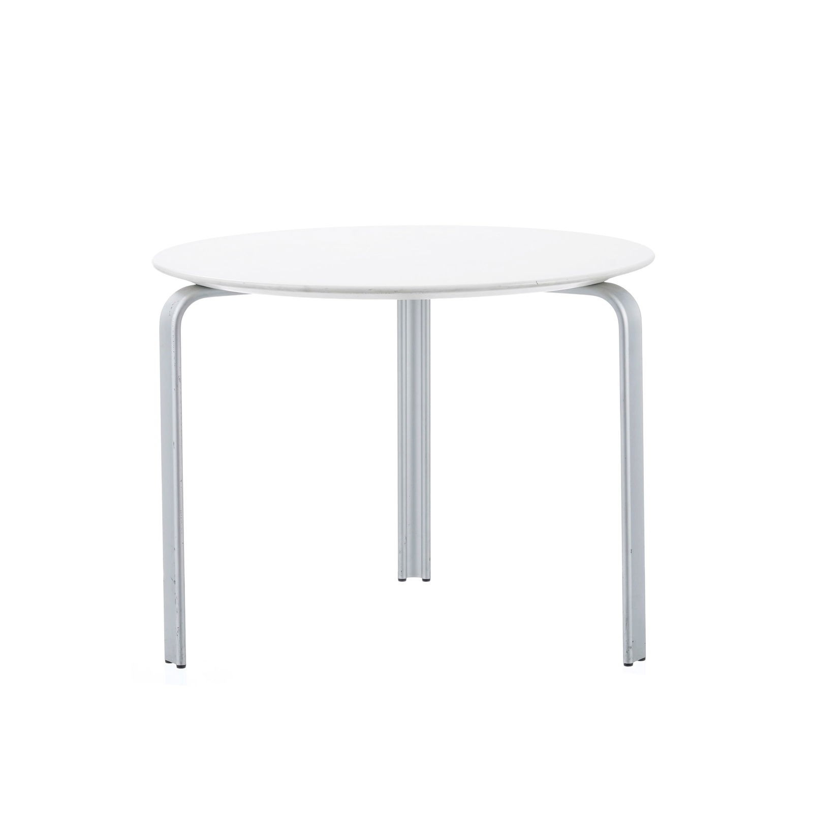 Table d'appoint Dan par Jørgen Møller (1930-2011) pour DePadova, plateau circulaire laqu&#: Table d'appoint Dan par Jørgen Møller (1930-2011) pour DePadova, plateau circulaire laqué blanc reposant sur trois pieds en aluminium, h. 46 cm, diam. 58cm