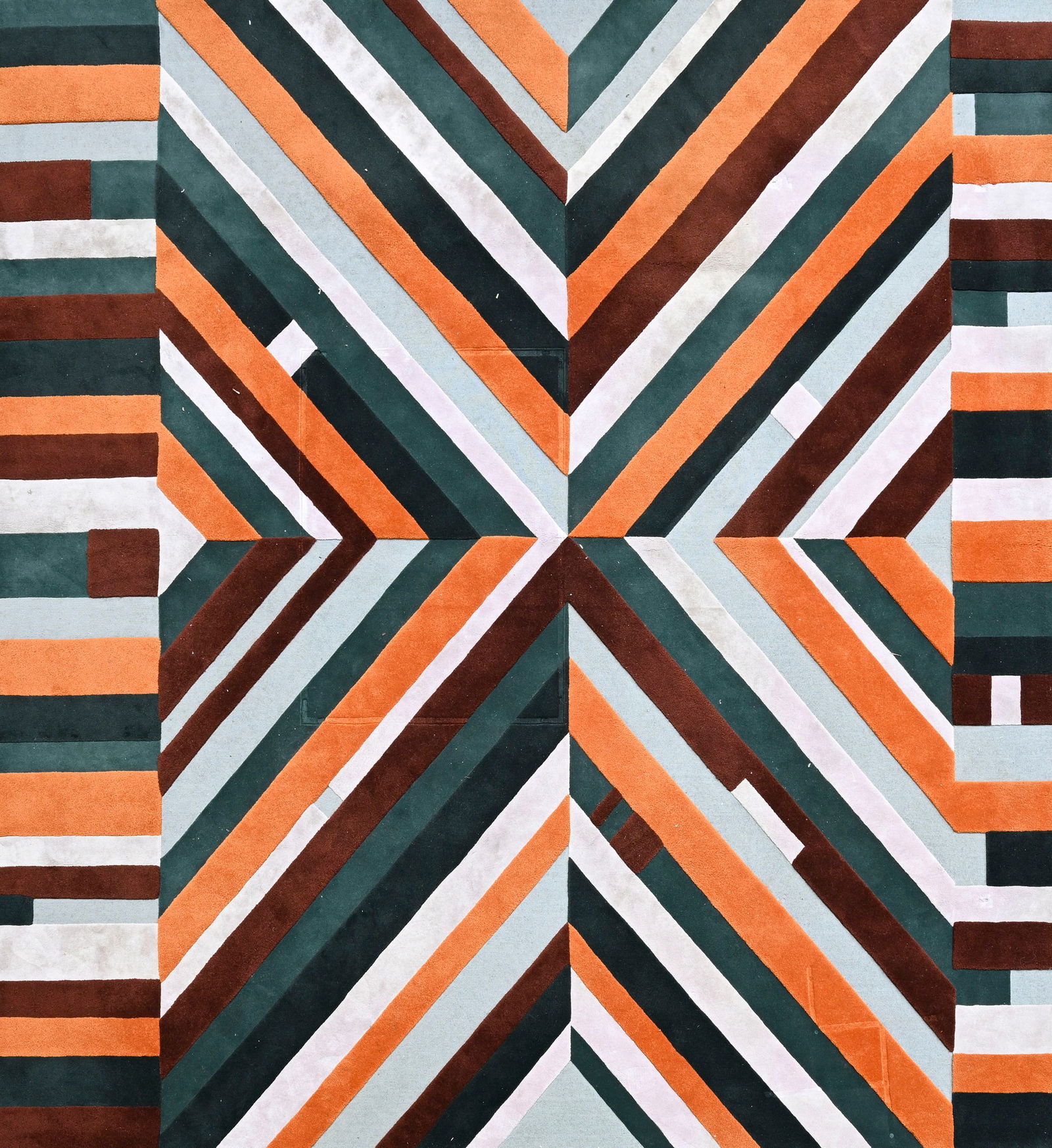 Tapis Ricochet I par la maison Edward Fields, fin du XXe s., en laine tuftée polychrome à : Tapis Ricochet I par la maison Edward Fields, fin du XXe s., en laine tuftée polychrome à décor en relief formant des bandes horizontales et diagonales, 400x400 cm Condition Velo