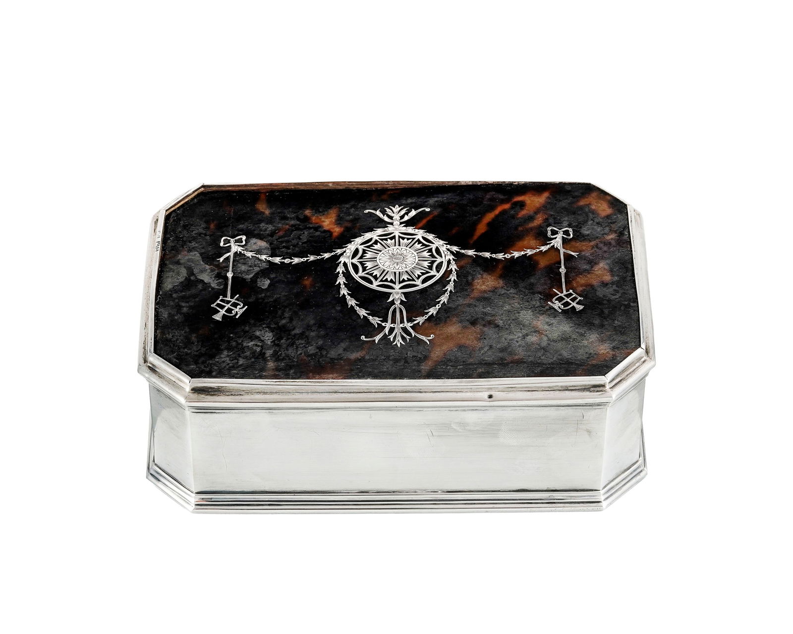 Boîte formant coffret à bijoux en écaille et argent, Mappin & Webb, époque Georg: Boîte formant coffret à bijoux en écaille et argent, Mappin & Webb, époque Georges V, Londres 1911, le couvercle orné d'une plaque en écaille au décor insér