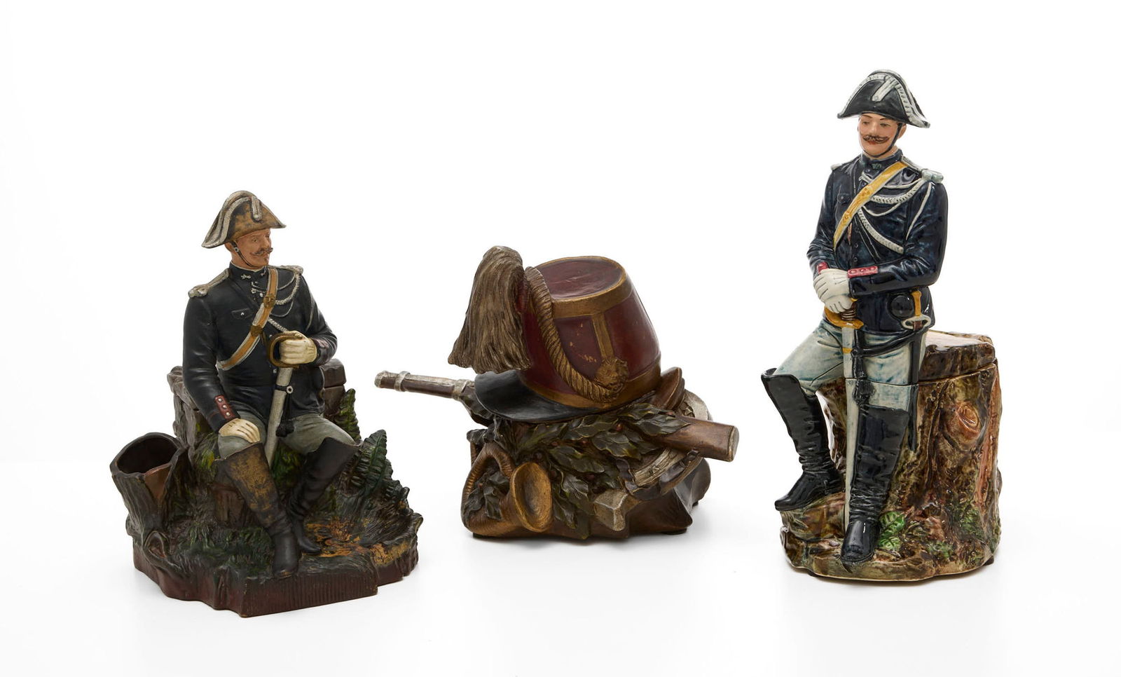 "Militaria", réunion de 3 pots à tabac en céramique (dont barbotine) polychromes, fig (1 of 6)